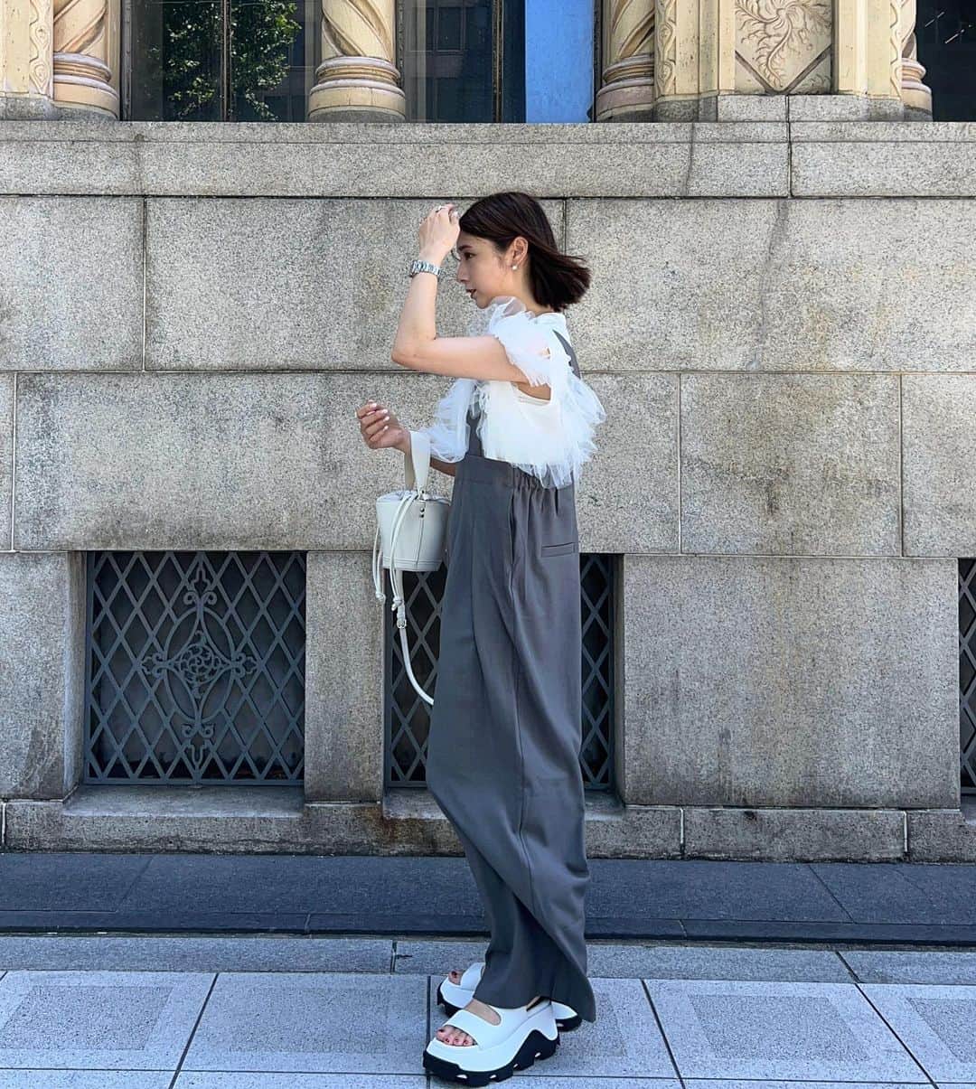 青野未来 / MikuAonoのインスタグラム：「. . 🩶🩶 風強い😂!!  #ootd salopette @classicalelf_official  tops @knuthmarf_official  sandal @charleskeith_jp  bag @r88__official  . . #classicalelf #クラシカルエルフ#エルフコーデ#タイアップ#関西ママ#ママコーデ#zozotown#zozo#zozotown購入品」