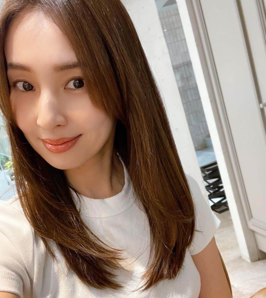 阪井あゆみのインスタグラム：「髪質改善トリートメント×カラー×カットをしました🧡🧡🧡 ヒト幹細胞水素が髪の内側に浸透。 感動的な手触りとサラサラ艶髪、カラーもカットもイメージ通りに仕上げてくださり、大満足💯💘💘💘 久しぶりにテンション上がりました！ 次回も楽しみです。  #髪質改善トリートメント #ヒト幹細胞水素トリートメント #オレンジブラウンカラー」