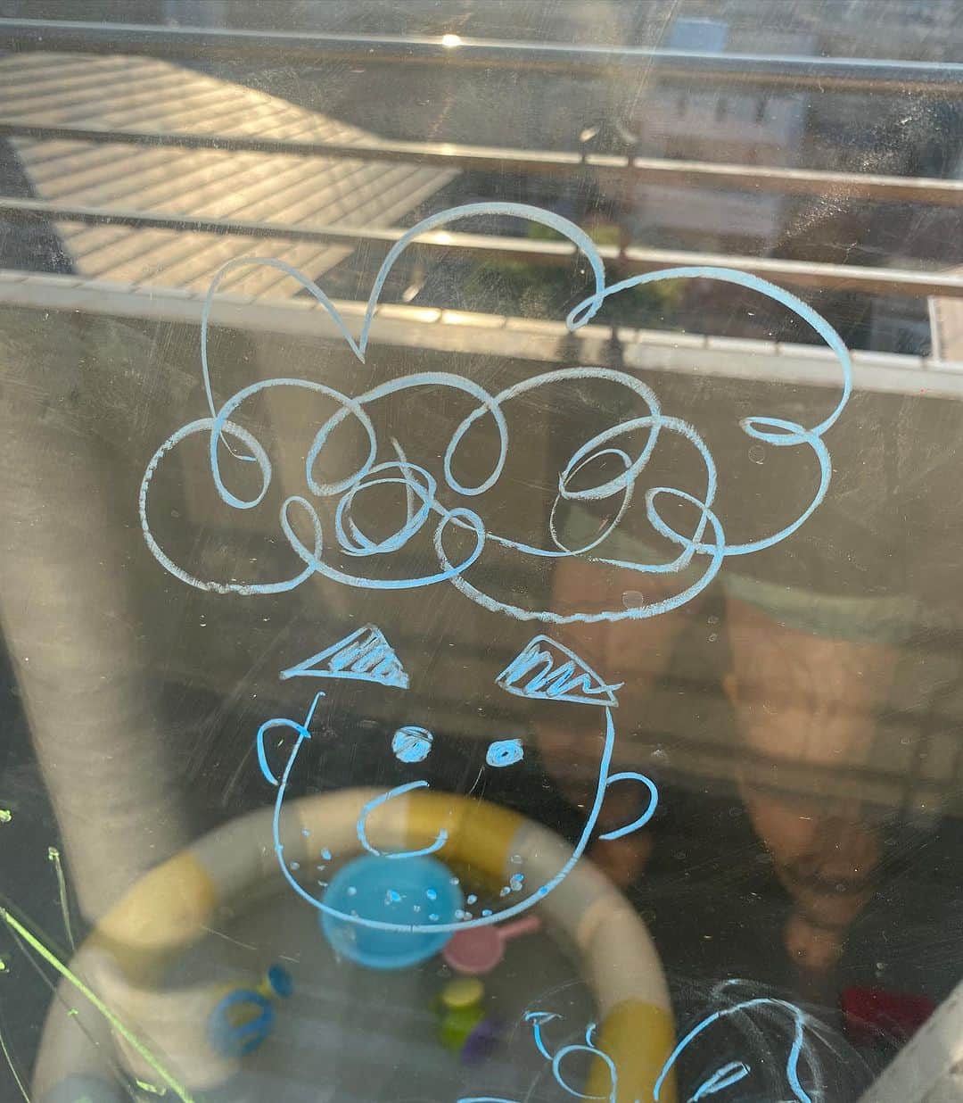 山本栄治さんのインスタグラム写真 - (山本栄治Instagram)「息子の為に買った  ガラスに書けるクレヨン  画・妻  似てる😬似てる😬」7月20日 14時03分 - eiji7115