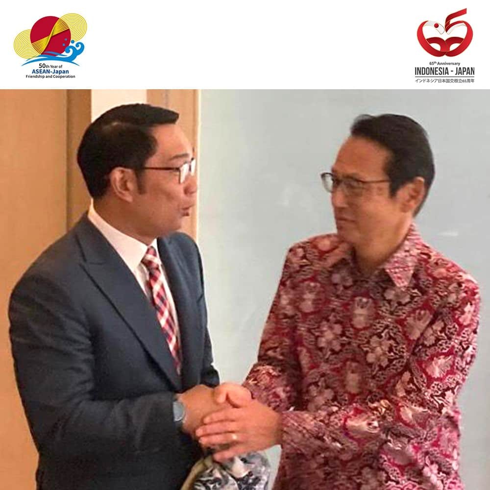 石井正文さんのインスタグラム写真 - (石井正文Instagram)「Saya bertemu dengan Gubernur Jawa Barat Bapak Ridwan Kamil pada sebuah pertemuan. Bapak Ridwan Kamil langsung menyadari bahwa saya mengenakan kemeja batik berdesain rancangan beliau.😃✨🤝  会議でリドワン・カミル西ジャワ州知事とご一緒しました。リドワン知事のデザインによるバティックを着て行ったら、しっかり気付いてくれました。😃✨🤝  #65indonesiajepang #65japanindonesia #50aseanjapan #jepang #dubesjepang #dubeskanasugi #gubernur #ridwankamil」7月20日 14時07分 - jpnambsindonesia