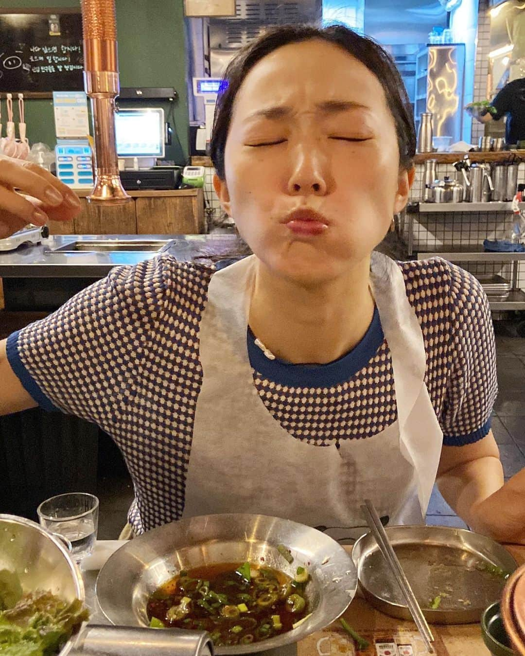 七野李冴さんのインスタグラム写真 - (七野李冴Instagram)「【Yum Yum Seoul 🤤🍺❤️‍🔥🇰🇷】  最近やってる韓国語のアプリで  돼지는 사람이 아니에요 豚は人ではありません  という謎の例文が出てくる。 今日のポストは韓国で食べた🐮と🐷！  ひとつ目は東大門で食べた  📍 東大門 🐮 도깨비불고기 / トケビプルゴギ  甘めのタレに大量のネギとえのきと牛！こんなに食べられない！と思うほどの量が運ばれてくるんだけど、あれよあれよと胃の中へ… ショッピングでペコペコにお腹を空かせて行くのがおすすめ。  もうひとつは @hcmii ちゃんに教えてもらったミシュラン獲得のサムギョプサル！ 📍ヤッス駅 🐷 @gold_pig1982 / クム豚肉食堂  こちらもタップリのネギが使っているタレで極上の豚肉を店員さんが焼いてくれる。こりゃあうまいぜ！  どちらもピークタイムだと行列なので時間をずらして行くのがオススメでぶ🐷  🇰🇷 #risastripinkorea  #Seoulfood #seoulfoodie  #seoul_korea  #韓国グルメ #海外旅行好き #グルメ旅 #グルメスタグラム #韓国旅行 #韓国情報 #海外旅行 #ソウルグルメ」7月20日 17時50分 - risaaxoxo