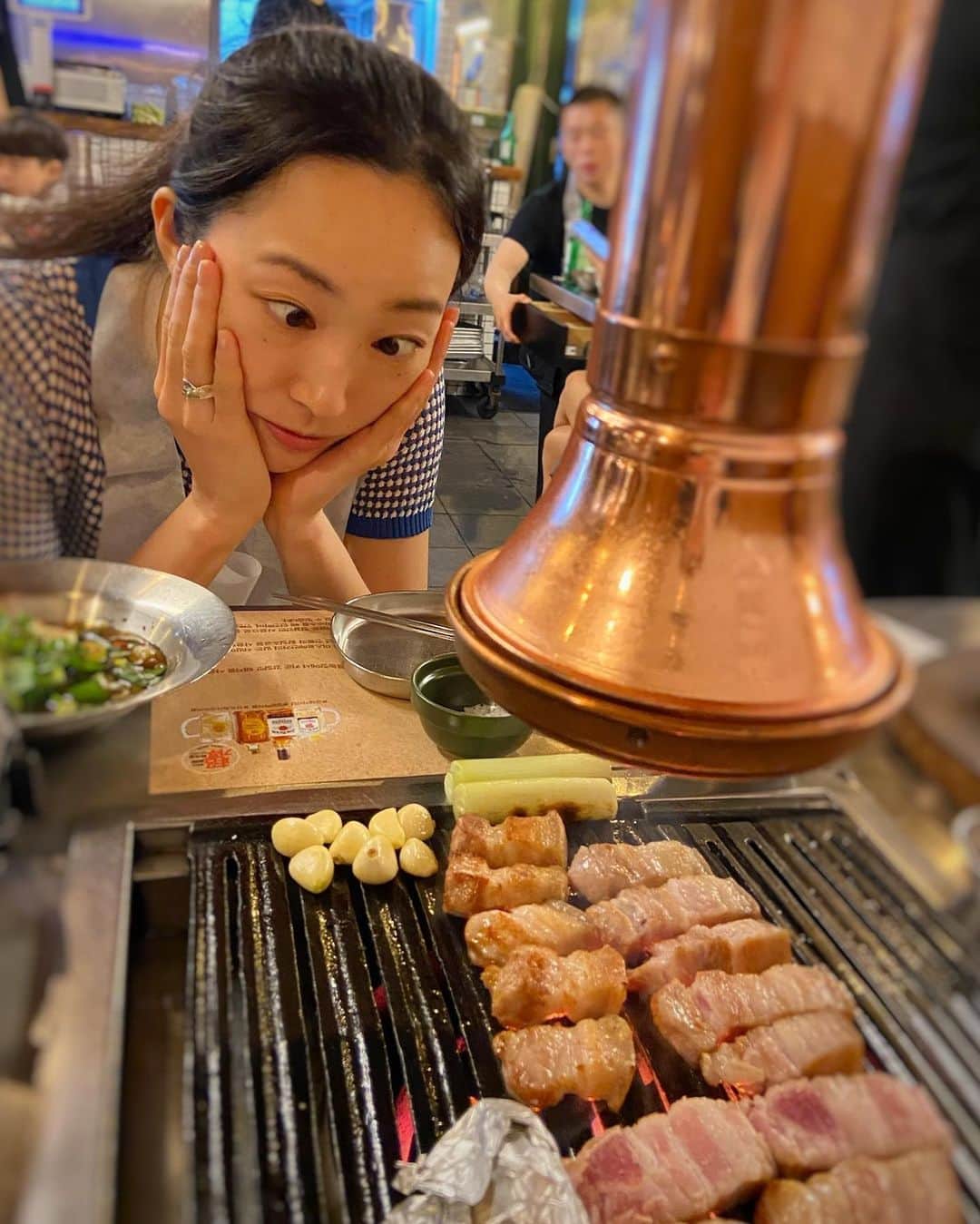 七野李冴さんのインスタグラム写真 - (七野李冴Instagram)「【Yum Yum Seoul 🤤🍺❤️‍🔥🇰🇷】  最近やってる韓国語のアプリで  돼지는 사람이 아니에요 豚は人ではありません  という謎の例文が出てくる。 今日のポストは韓国で食べた🐮と🐷！  ひとつ目は東大門で食べた  📍 東大門 🐮 도깨비불고기 / トケビプルゴギ  甘めのタレに大量のネギとえのきと牛！こんなに食べられない！と思うほどの量が運ばれてくるんだけど、あれよあれよと胃の中へ… ショッピングでペコペコにお腹を空かせて行くのがおすすめ。  もうひとつは @hcmii ちゃんに教えてもらったミシュラン獲得のサムギョプサル！ 📍ヤッス駅 🐷 @gold_pig1982 / クム豚肉食堂  こちらもタップリのネギが使っているタレで極上の豚肉を店員さんが焼いてくれる。こりゃあうまいぜ！  どちらもピークタイムだと行列なので時間をずらして行くのがオススメでぶ🐷  🇰🇷 #risastripinkorea  #Seoulfood #seoulfoodie  #seoul_korea  #韓国グルメ #海外旅行好き #グルメ旅 #グルメスタグラム #韓国旅行 #韓国情報 #海外旅行 #ソウルグルメ」7月20日 17時50分 - risaaxoxo