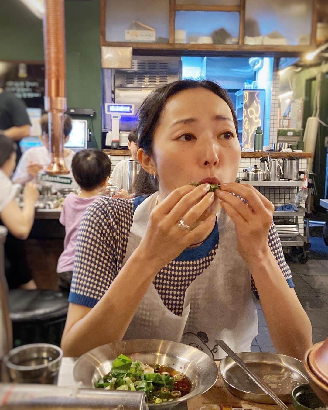 七野李冴さんのインスタグラム写真 - (七野李冴Instagram)「【Yum Yum Seoul 🤤🍺❤️‍🔥🇰🇷】  最近やってる韓国語のアプリで  돼지는 사람이 아니에요 豚は人ではありません  という謎の例文が出てくる。 今日のポストは韓国で食べた🐮と🐷！  ひとつ目は東大門で食べた  📍 東大門 🐮 도깨비불고기 / トケビプルゴギ  甘めのタレに大量のネギとえのきと牛！こんなに食べられない！と思うほどの量が運ばれてくるんだけど、あれよあれよと胃の中へ… ショッピングでペコペコにお腹を空かせて行くのがおすすめ。  もうひとつは @hcmii ちゃんに教えてもらったミシュラン獲得のサムギョプサル！ 📍ヤッス駅 🐷 @gold_pig1982 / クム豚肉食堂  こちらもタップリのネギが使っているタレで極上の豚肉を店員さんが焼いてくれる。こりゃあうまいぜ！  どちらもピークタイムだと行列なので時間をずらして行くのがオススメでぶ🐷  🇰🇷 #risastripinkorea  #Seoulfood #seoulfoodie  #seoul_korea  #韓国グルメ #海外旅行好き #グルメ旅 #グルメスタグラム #韓国旅行 #韓国情報 #海外旅行 #ソウルグルメ」7月20日 17時50分 - risaaxoxo