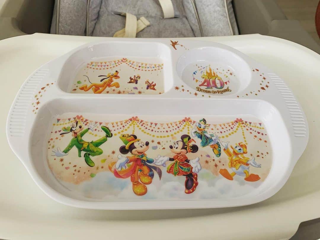 忍成修吾のインスタグラム：「40周年スーベニアプレート。離乳食の時に気分が上がりますね！（親が）」