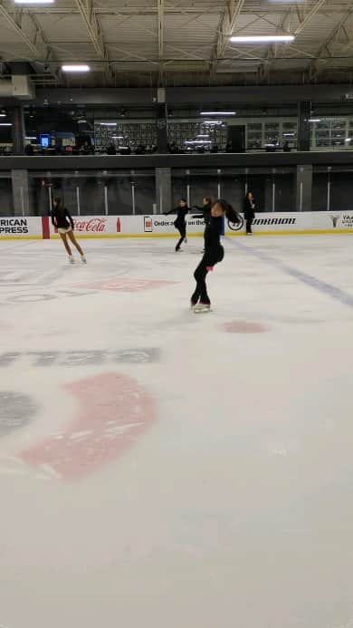 ベアトリサ・リャンのインスタグラム：「Spinning over hump day!   Working camel 🐪 side variations 🌀  ⛸️: @mianaguo  @jasmine_moli_lu  Ann Lu   Head coach: @atiffanyc   Training rink: @toyotasportsperformancecenter」