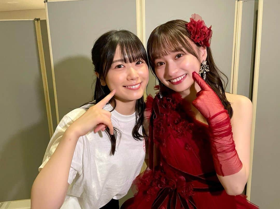 丹生明里のインスタグラム：「影ちゃん 卒業おめでとうございます😌  いつも素敵な笑顔を私たちに届けてくださりありがとうございました🥰  #日向坂46 #影山優佳 #丹生明里 #nibugram」