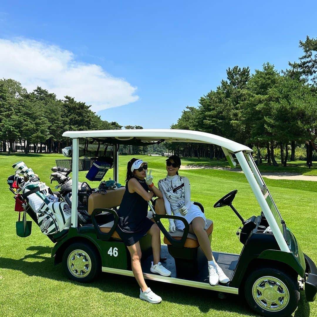 三枝こころさんのインスタグラム写真 - (三枝こころInstagram)「リサ🤰ちゃんとラウンド撮影⛳️ 金乃台カントリークラブ、10月中旬までカート乗り入れOKです。 快適な9ホールでした❗️ 夏は乗り入れに限る☀️ #カート乗り入れ #金乃台カントリークラブ  #夏ゴルフ #golf #快適 #ママゴルフ #ゴルフ女子」7月20日 14時45分 - kokoro_golf