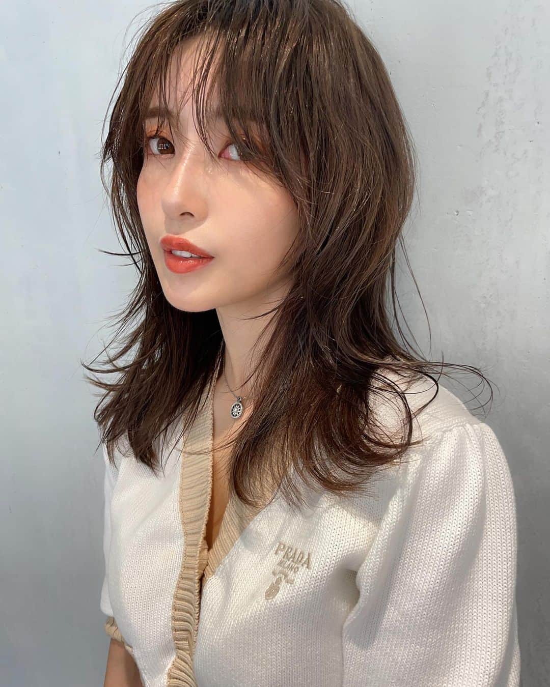 舟山久美子（くみっきー）のインスタグラム：「前髪伸ばし中🤍🤎  #newhair  #うざバンク #ウルフカット  #セミロング」
