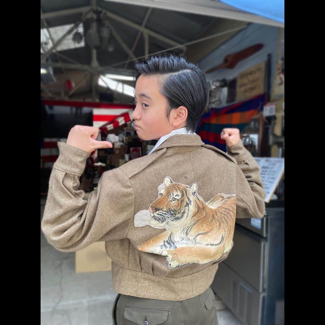 髙橋來さんのインスタグラム写真 - (髙橋來Instagram)「✳︎ 【軍港の子〜よこすかクリーニング1946】 情報公開されました！  #三浦誠己 さん(誠司のお父さんです) #岡部たかし さん #仲野太賀 さん #松岡茉優 さん #田中麗奈 さん  大人キャストの皆さんには、 現場の緊張感・引っ張ってもらえる安心感、 何よりお芝居のリアルさ。 たくさん学ばせて頂きました。 皆様のとの事も少しずつ報告しますね！ ・ ・ 僕は米軍と取引しながら生きる 誠司を演じました。 大人に負けないように虚勢を張り 力強く逞しく生きる誠司は演じていて誇らしかったです。 そして背中に虎を飼っています🐅 カッコいいですよねーー！ メルトンのミリタリージャケットに縫い付けられた虎。 着物から取ったそうです。 『オシャレな誠司が着てるコレが スカジャンの走りだったって設定にしたらどうか』 とゆう裏話を聞いて嬉しかったです！ そのほかにも、ジャケットの中には 見えないけれどカッコいい小物で溢れているんです。 たくさんのスタッフさんの想いで作り上げられる作品。 隅々までお見逃しなく！ ・ ・ ・ ✳︎ #軍港の子 🚢 #nhk  #髙橋來」7月20日 14時43分 - rye.takahashi
