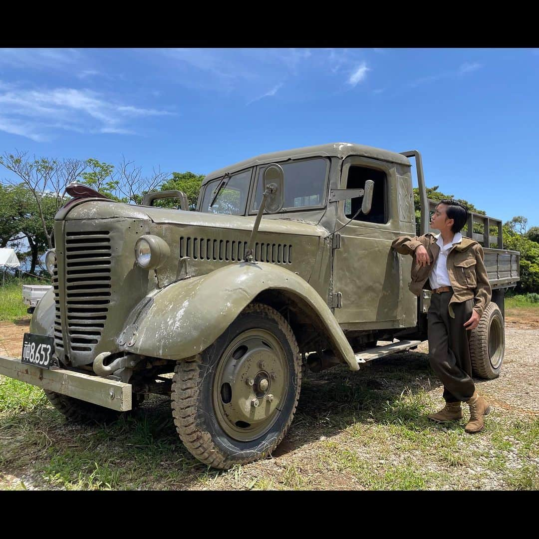 髙橋來さんのインスタグラム写真 - (髙橋來Instagram)「✳︎ 【軍港の子〜よこすかクリーニング1946】 情報公開されました！  #三浦誠己 さん(誠司のお父さんです) #岡部たかし さん #仲野太賀 さん #松岡茉優 さん #田中麗奈 さん  大人キャストの皆さんには、 現場の緊張感・引っ張ってもらえる安心感、 何よりお芝居のリアルさ。 たくさん学ばせて頂きました。 皆様のとの事も少しずつ報告しますね！ ・ ・ 僕は米軍と取引しながら生きる 誠司を演じました。 大人に負けないように虚勢を張り 力強く逞しく生きる誠司は演じていて誇らしかったです。 そして背中に虎を飼っています🐅 カッコいいですよねーー！ メルトンのミリタリージャケットに縫い付けられた虎。 着物から取ったそうです。 『オシャレな誠司が着てるコレが スカジャンの走りだったって設定にしたらどうか』 とゆう裏話を聞いて嬉しかったです！ そのほかにも、ジャケットの中には 見えないけれどカッコいい小物で溢れているんです。 たくさんのスタッフさんの想いで作り上げられる作品。 隅々までお見逃しなく！ ・ ・ ・ ✳︎ #軍港の子 🚢 #nhk  #髙橋來」7月20日 14時43分 - rye.takahashi