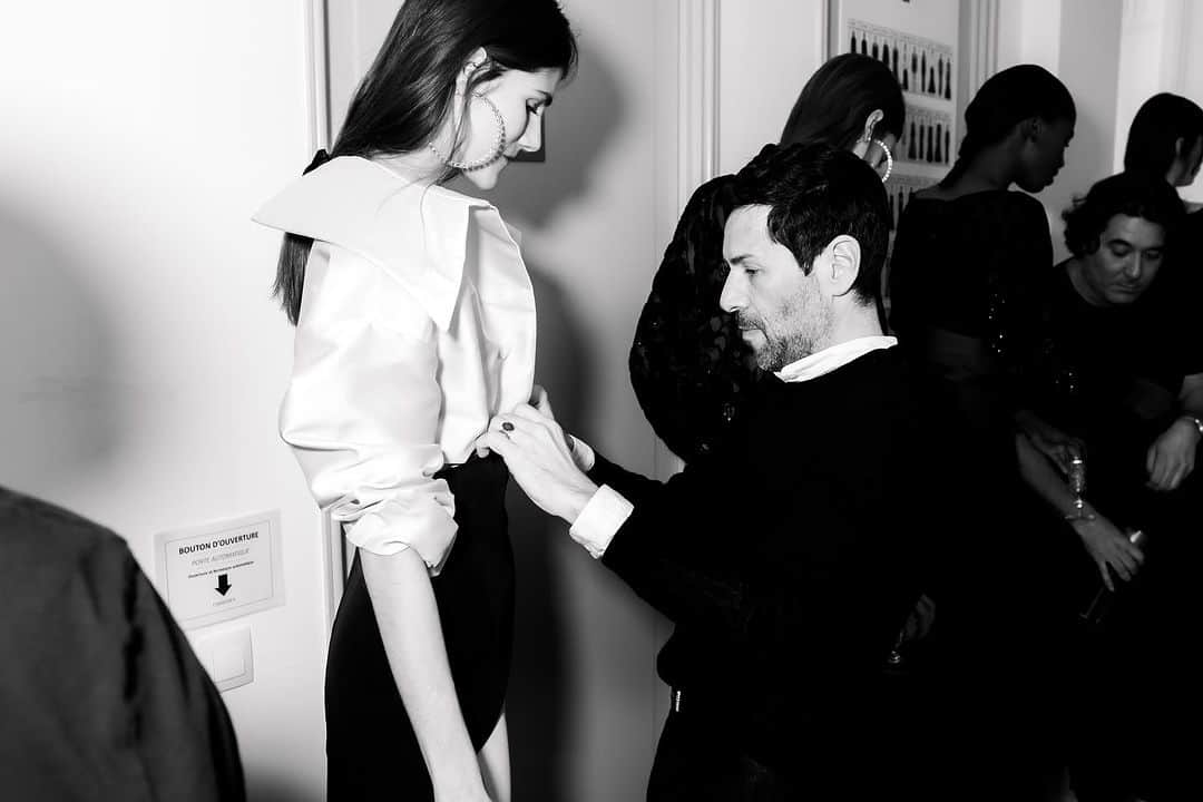 アレクシマビーユのインスタグラム：「Another moment of attention #backstage #lineup @alexismabille with adorable @lucialoppez #behindthescenes #by @francoisgoize #eyes #calm #adrenaline #showtime #alexismabillehautecouture」