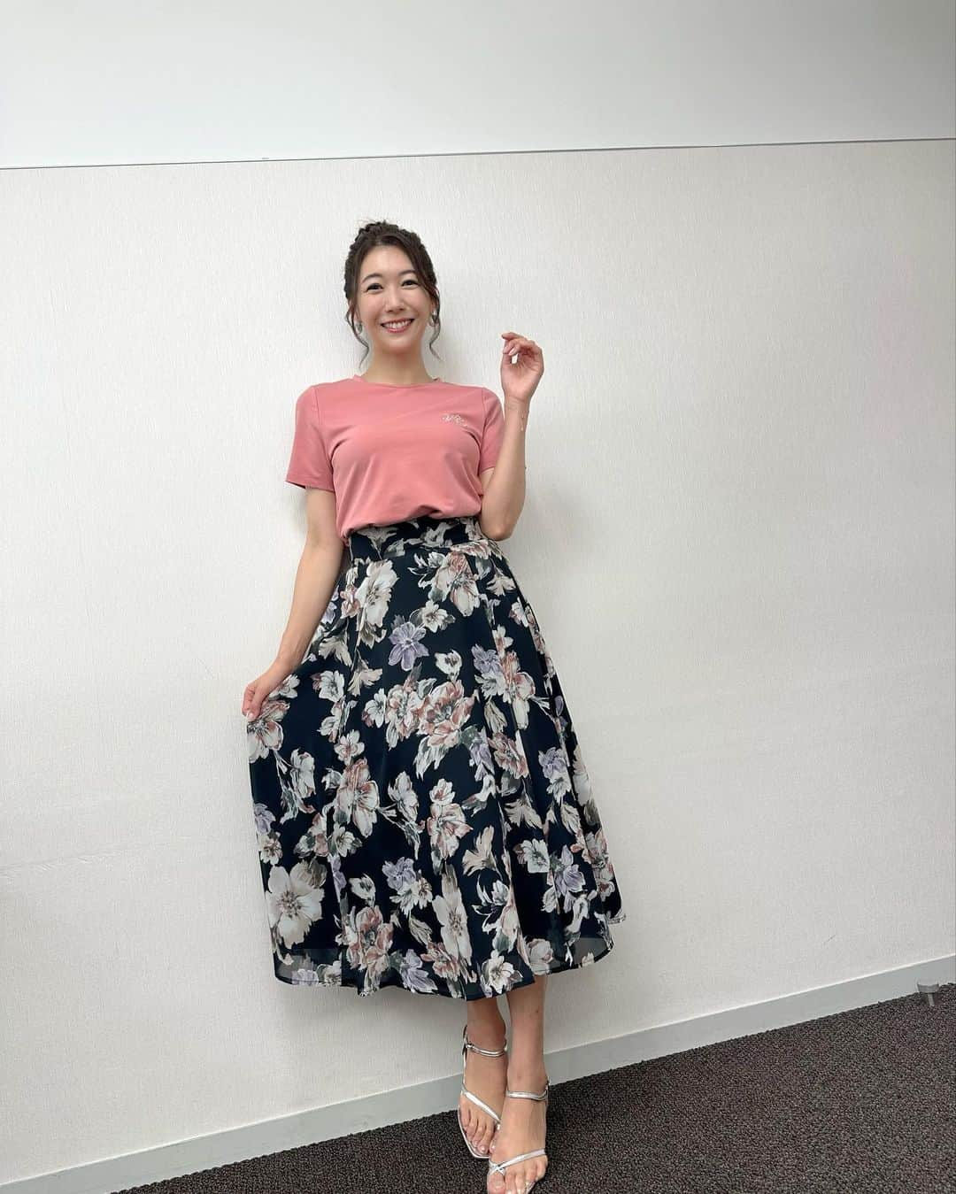 穂川果音さんのインスタグラム写真 - (穂川果音Instagram)「水曜アベプラ衣装👗 今日はTシャツの日なんだって👚  #tシャツコーデ #夏コーデ　#アベプラ　#お天気コーデ　#明日コレ着よコーデ　#気象予報士」7月20日 14時57分 - hokawakanonn