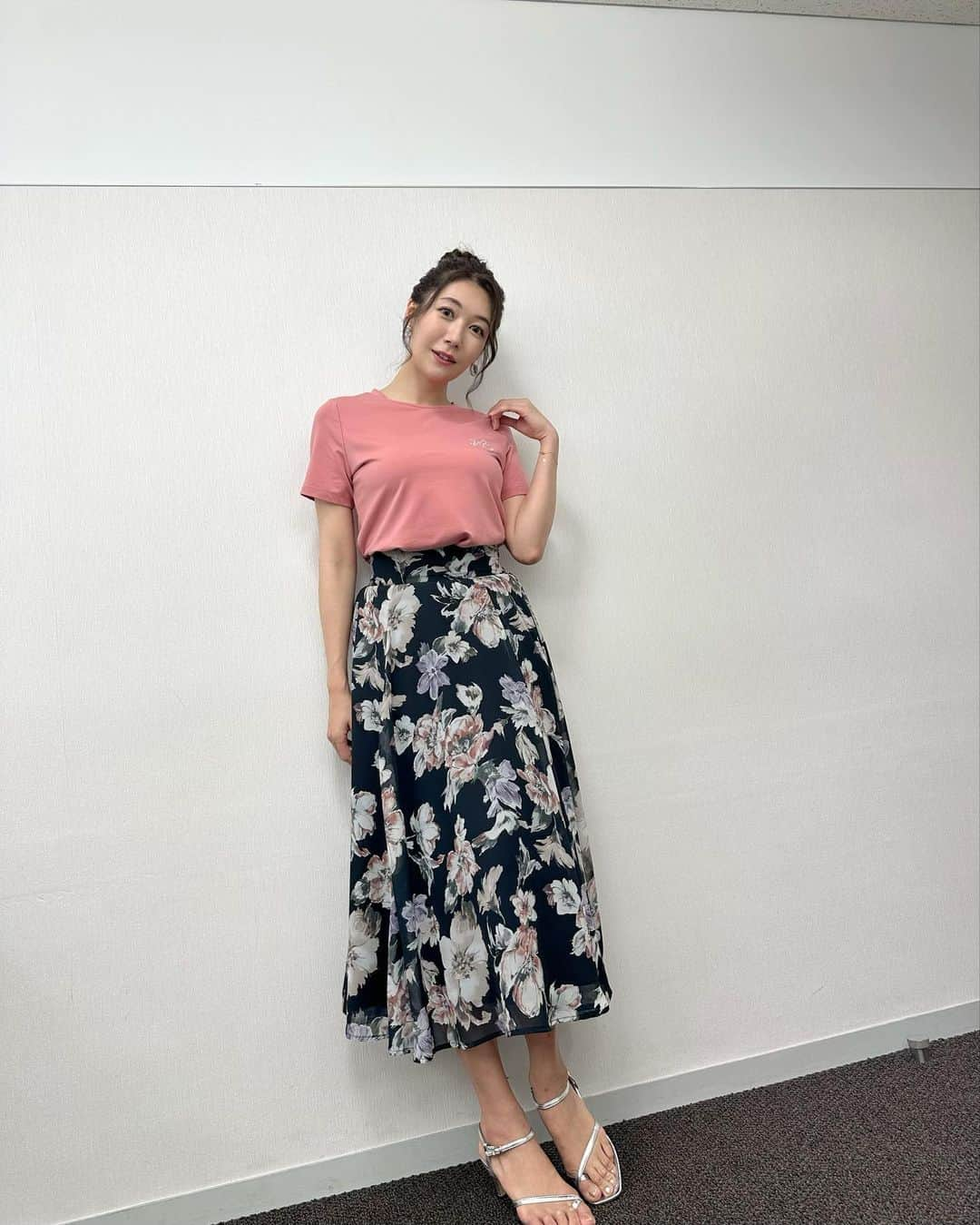 穂川果音さんのインスタグラム写真 - (穂川果音Instagram)「水曜アベプラ衣装👗 今日はTシャツの日なんだって👚  #tシャツコーデ #夏コーデ　#アベプラ　#お天気コーデ　#明日コレ着よコーデ　#気象予報士」7月20日 14時57分 - hokawakanonn