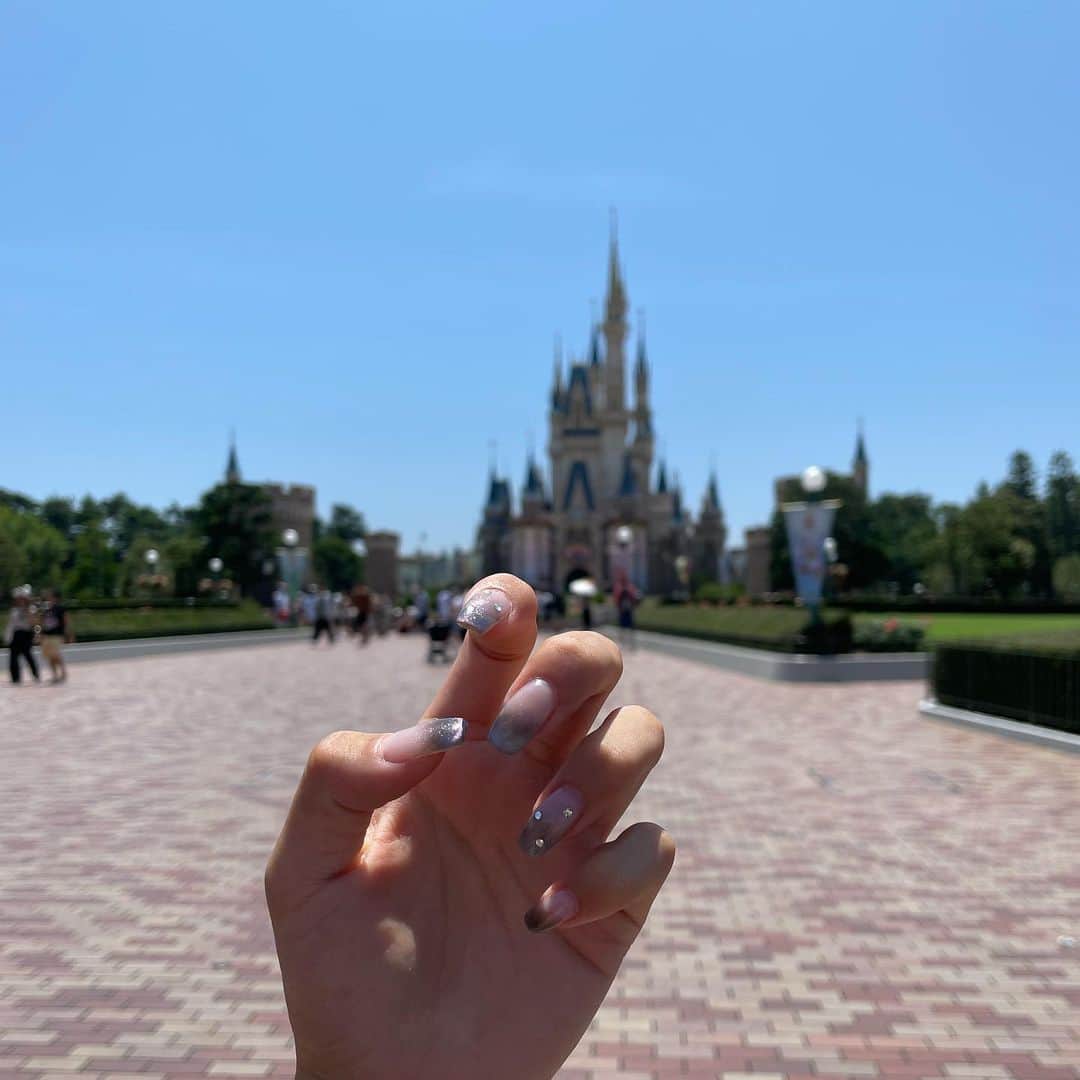 青山華依のインスタグラム：「背景がシンデレラ城だといつもいつも以上に良い🩶🖤」
