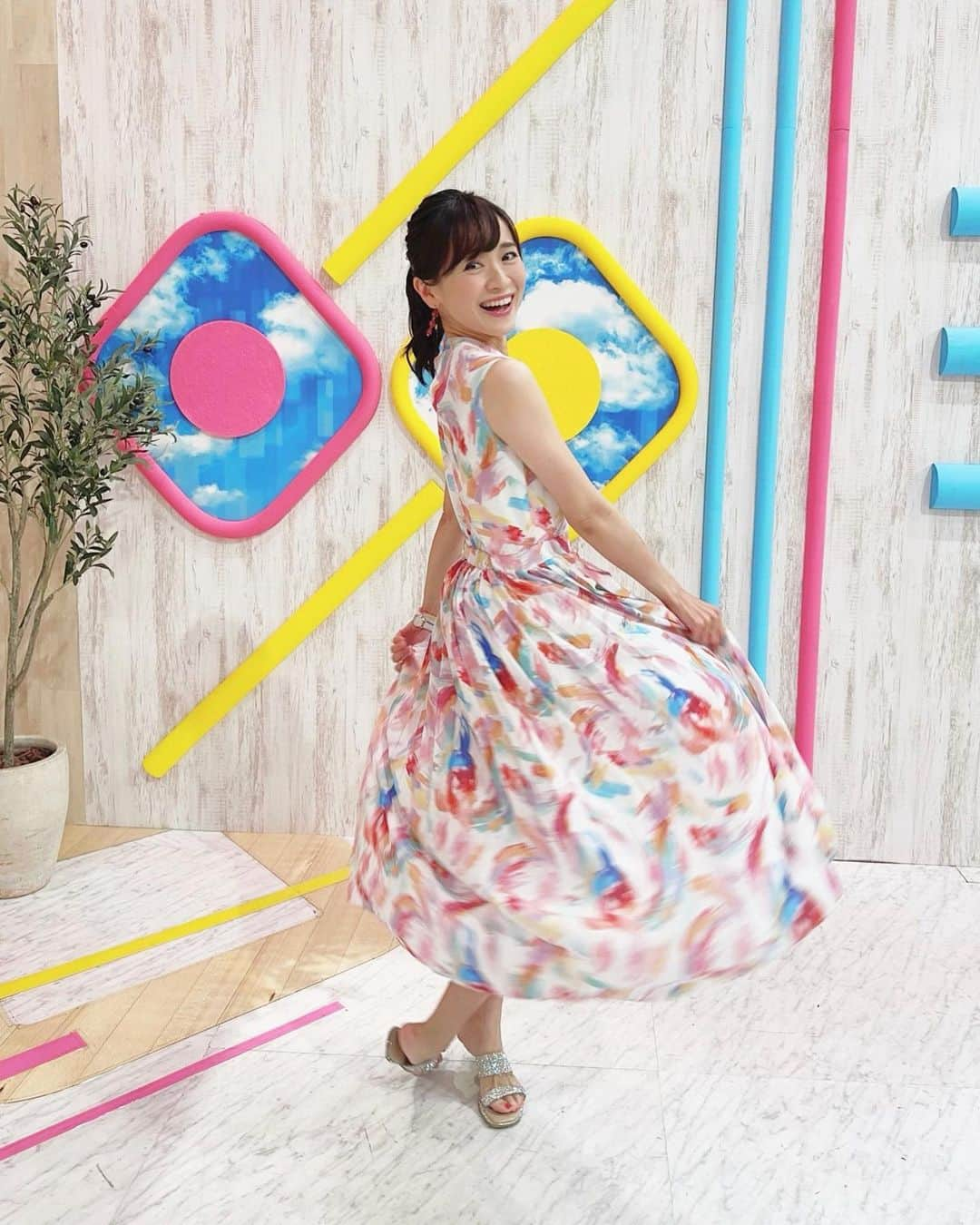 繁田美貴さんのインスタグラム写真 - (繁田美貴Instagram)「*＊ シャッターのタイミングに合わせて 全然上手く回れずに大笑いしつつも、 優しいスタッフさんに何回かチャレンジして頂いたら とても楽しそうな写真が撮れました♪ #連写 しても最初の5枚くらい不動だったりする #鈍臭い私 なのです🤦‍♀️ #よじごじDays (月〜金 15:40〜) #絶賛準備中🐻‍❄️ #先週の衣装 #アナウンサー衣装 Dress #emiriawiz」7月20日 15時05分 - handa_miki