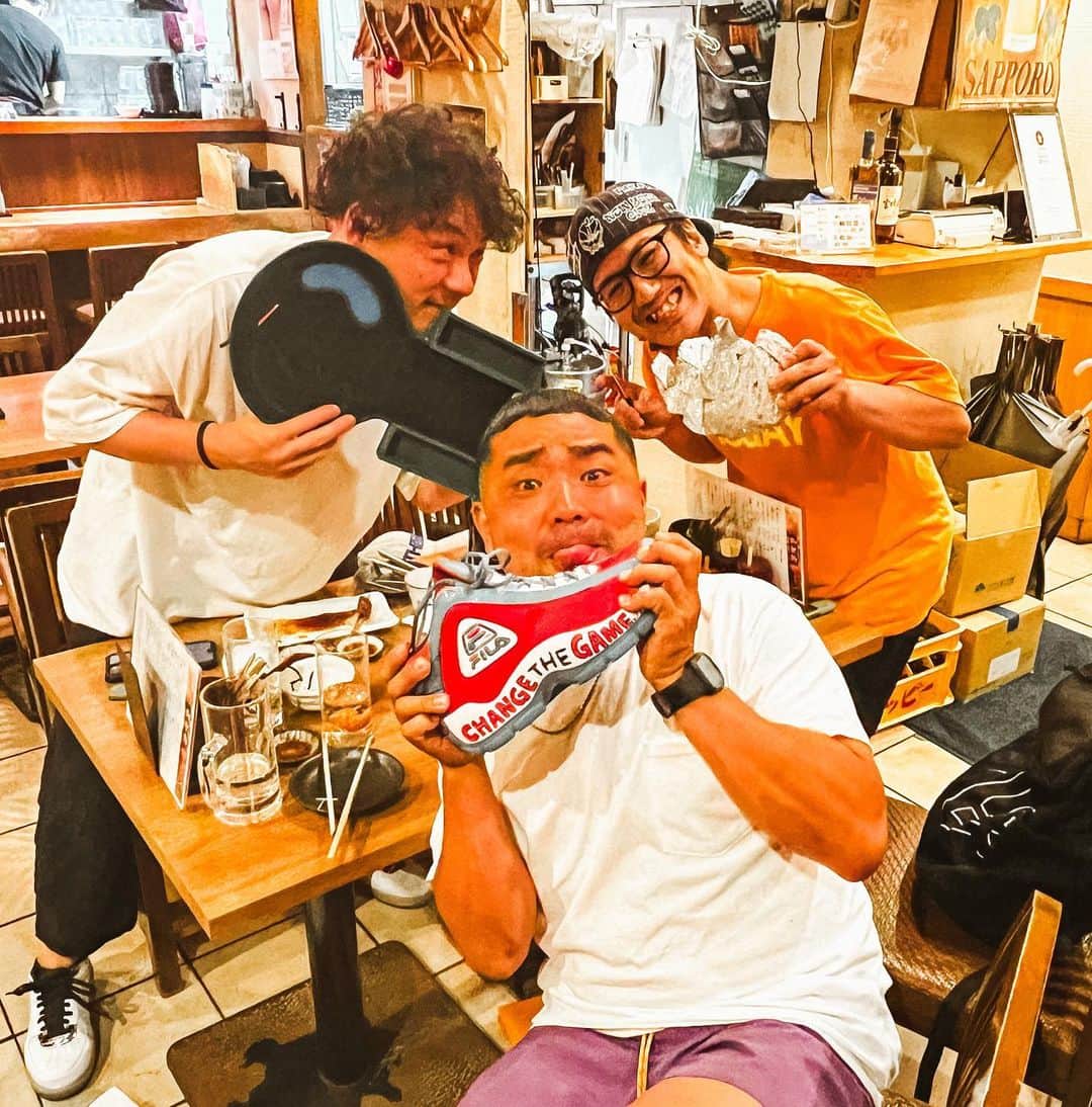 のインスタグラム：「自分が働いてる @oreno_sumi  @8_nosu  のお2人 から最高の誕生日プレゼントいただきました！  @tmpaint さんのズックだぜ！  さいくぅ！！ありがとうございます！」
