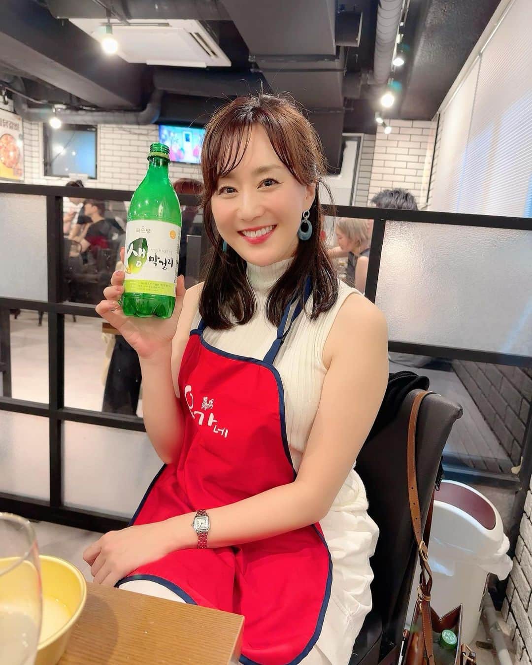 村上麻衣のインスタグラム：「本場韓国で大人気のタッカルビが、日本に初上陸→  ということで行ってきました♪  タッカルビは、目の前の大きな鉄板で店員さんが焼いてくれるスタイル。 嬉しい😋 友人曰く、韓国店と同じ味だって！ とっても美味しかったです。 7枚目☜最後ごはん入れてもらいました。  ちなみ、このエプロンしてたら 「マイちゃん、ポケモンみたい」って言われました😆確かに色合いが。笑  📍ユガネタッカルビ新大久保店  #新大久保グルメ #新大久保 #新大久保食べ歩き #韓国グルメ #韓国料理」