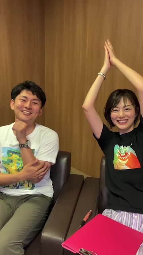 高橋真理恵のインスタグラム：「夏フェスback numberを見てきた 山本大貴アナのリポート！！✨  思わずこんなポーズが飛び出ました☺️  セトリ予想は当たったのか😍？！」