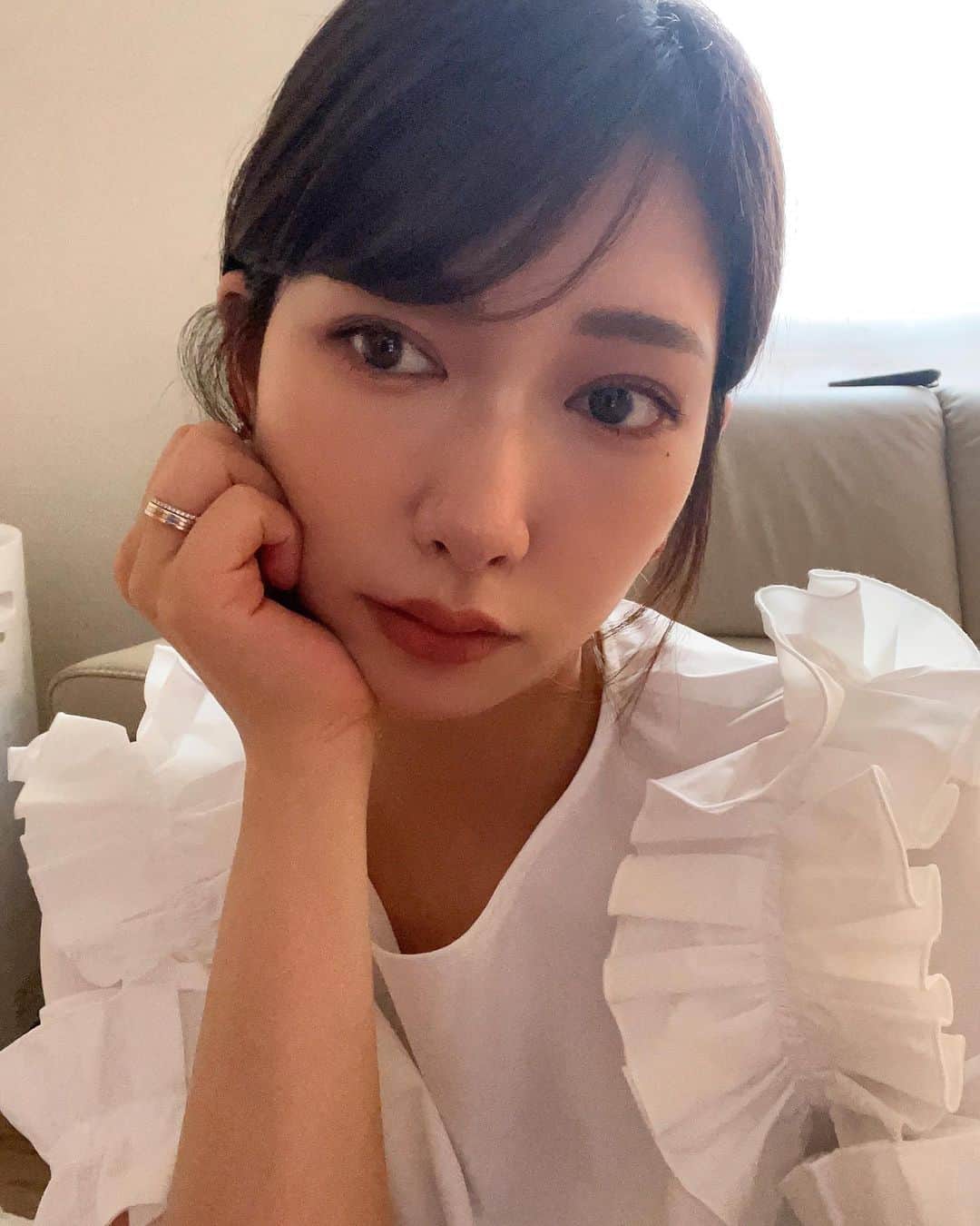井端珠里のインスタグラム：「まだ産後1ヶ月経たず、床上げの時期ではないので、家の中で妊娠中着れなかった服を着てみたりして外出を心待ちにしています🦒  授乳中だと前開きのお洋服やサッとめくれるトップスが嬉しいのですが、 このトップスはサッとめくれるだけでなく撥水加工なので汚れもサッと取れるのが最高に嬉しいです🥹洗った後アイロンもいらないのもありがたい✨  フリル大好きな大人が嬉しい、甘すぎない絶妙なラインがさすがです👏☺️  TOPS @m_maglie_le_cassetto_official   ⚠️子を起こさないように電気を消したまま写真を撮ったので暗いです🙄 映えない写真ですみません。後ろに雑然と写っているのはFireスティックです。姉のおすすめでドラマ『VIVANT』見てたんです。めっっっちゃ面白いです。次は映えを意識して片付けてから撮ります。  え、今商品タグ付けできるの？ すごいな、びっくりしたぁ」