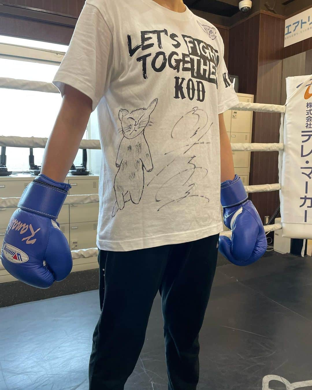 内山高志さんのインスタグラム写真 - (内山高志Instagram)「俺の書いた猫のTシャツ着て練習する会員さん😺  自分で書いた事すら忘れてた（笑）  #フィットネス #ボクシング #KODLAB #kodstudio  #ダイエット #健康 #体力作り」7月20日 15時37分 - takashikod