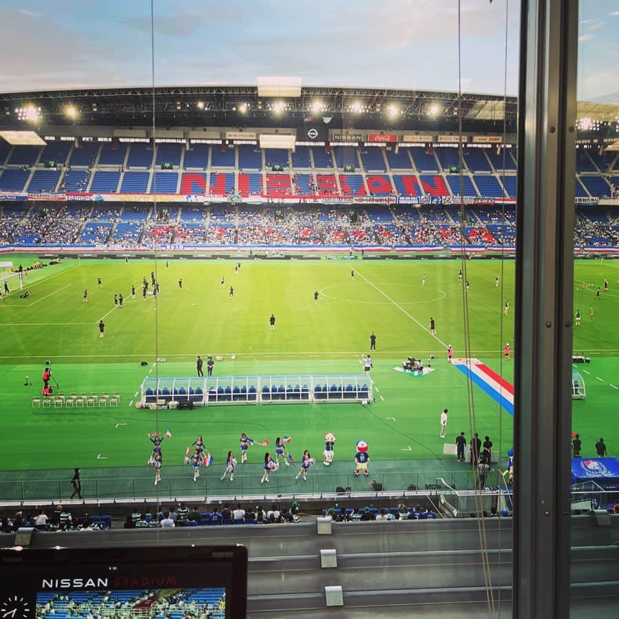 柴田聡のインスタグラム：「昨日は スコットランドと日本の 王者対決！ セルティックFC と横浜F・マリノスとの 親善試合スタジアムDJ。  このマッチアップ 16年ぶりと聞いて驚く、、、 その日も担当していたから、、  当時マリノスは 勝利出来なかったけど、 今回は大量得点奪取で逆転勝ち！！  岩田選手、大然選手の凱旋試合、 元チームメイトとの 本気のぶつかり合いと 本気で楽しんでいる姿も 観ること出来ました！  #fmarinos  #Celticfc」