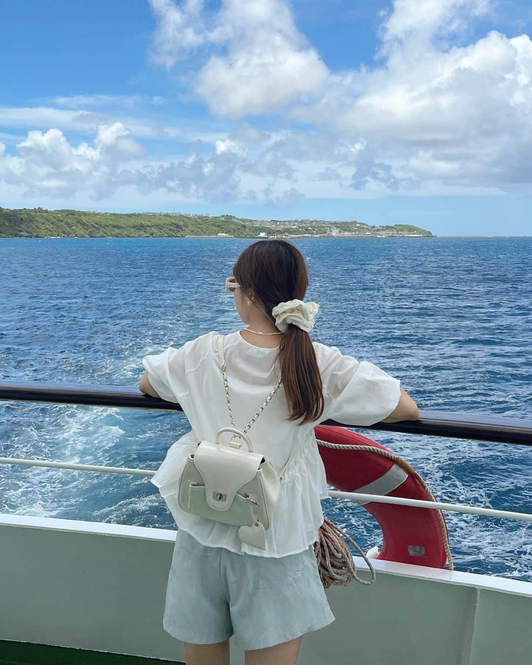 岡元優香のインスタグラム：「.  この間宮古島にある  クルージング MONTBLANC ''🛳⚓️へ！  @montblanc.hayate   クルージングは 🏝ランチクルージング 🌇サンセットクルージング がありました！ 私はランチクルージングへ🛳  船に入ると早速 動く海上レストラン🍽 豪華なランチブッフェ🍴 美味しかったです💕💕  乗っている途中から アクアラウンジで海中の 様子を眺める事が出来ます🐟🐟  魚の目線で海の世界を 感じることが出来ます💕💕 きれいでしたー🐠🐡  デッキもあり 海一面を眺めることが出来て 伊良部大橋の下を通過🌉🌉🌉🌉  素敵な時間でした🥂🤍  ⛴ベイクルーズ宮古島「Mont Blanc」 沖縄県宮古島市平良下里 108-11 0980(72)6641 受付時間：9:00-17:00 号下地島空港から20分 宮古空港から12分  📍下地島空港から22分平良港下車 宮古空港から28分マティダ市民劇場前下車  #モンブランクルージング #宮古島クルージング #クルージング#miyakojima」