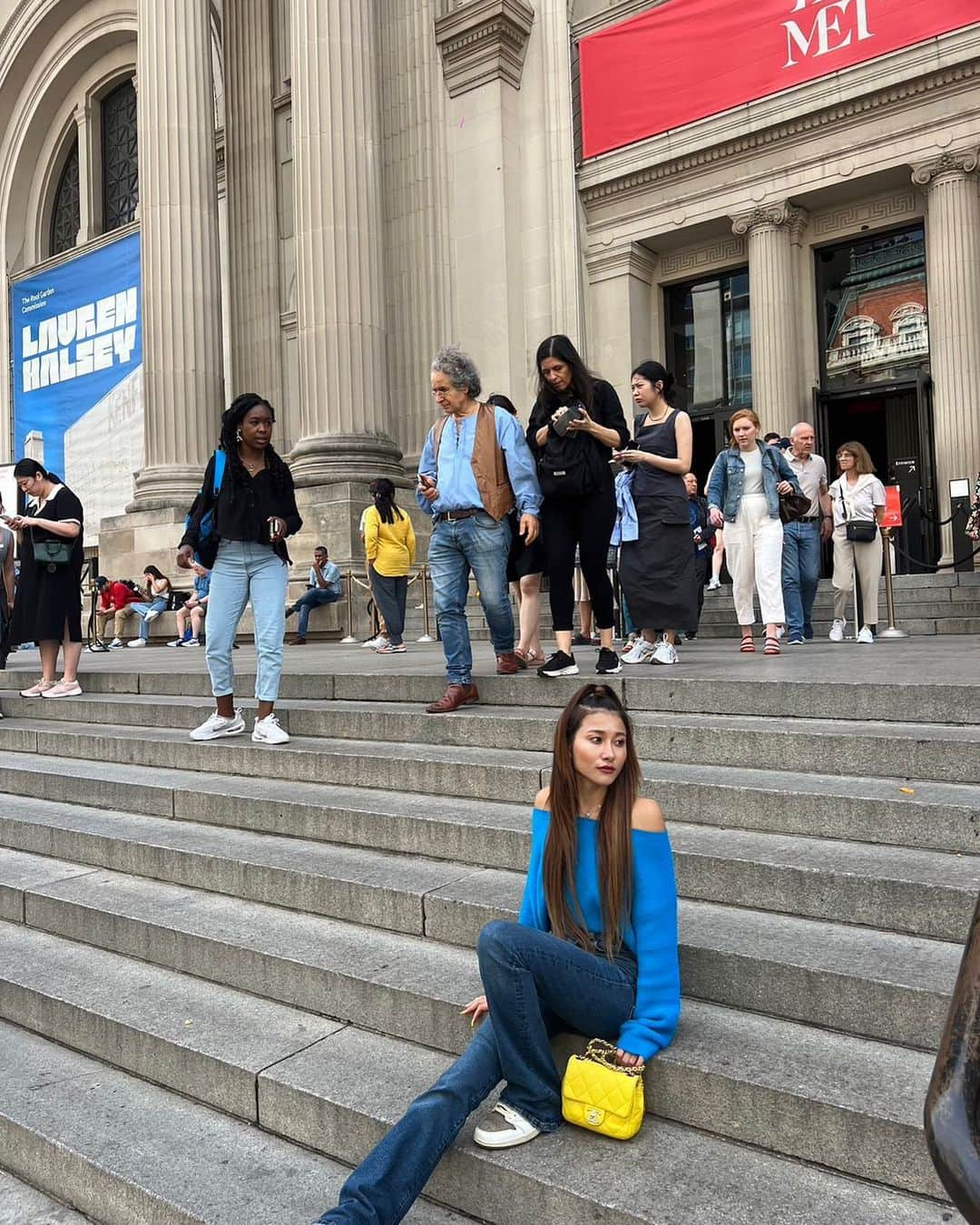 koyuのインスタグラム：「K 💙lol Gossip girl 🤣💙 . #america #ny #nyc #manhattan #themetropolitanmuseumofart #themetropolitan #gossipgirl」