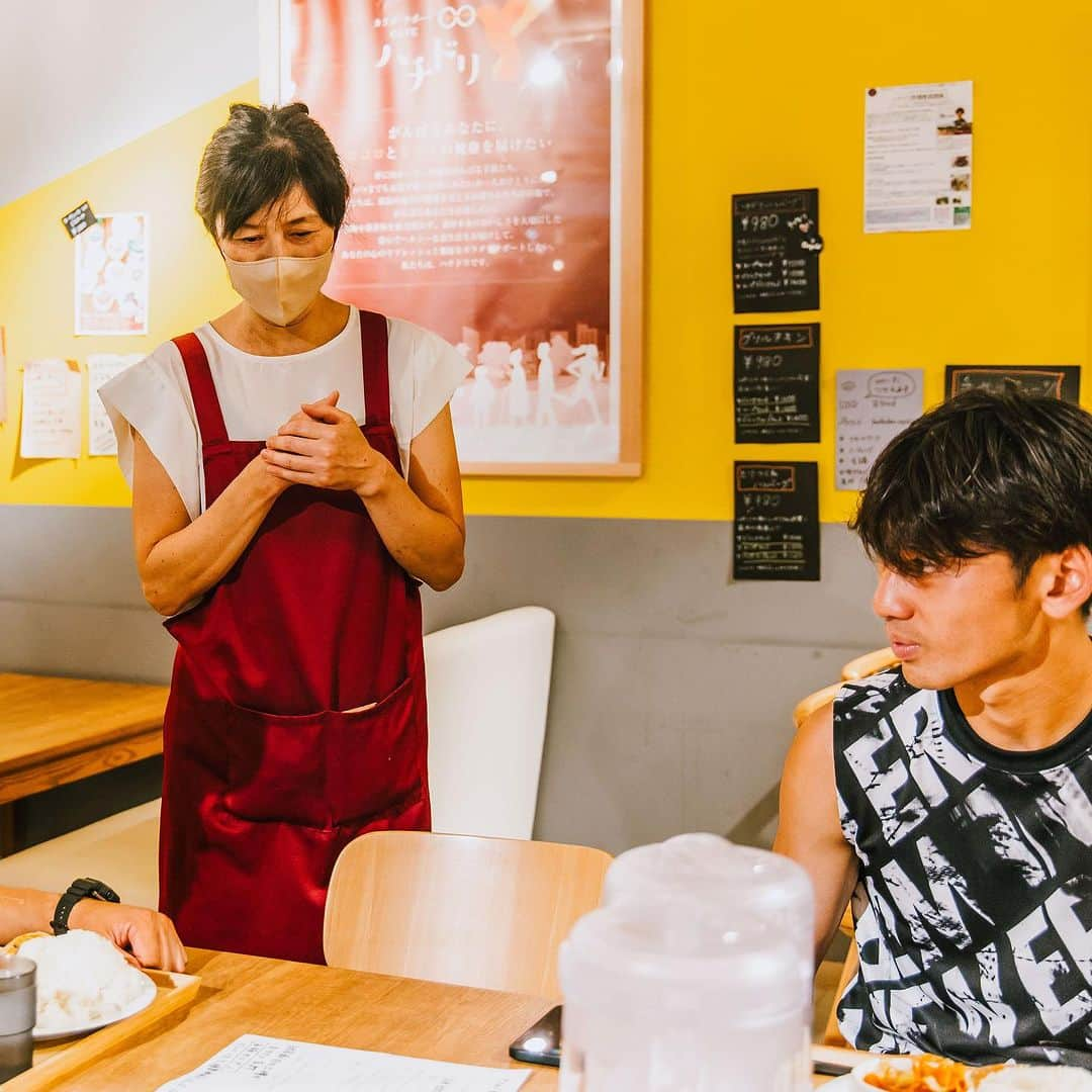 田中裕介さんのインスタグラム写真 - (田中裕介Instagram)「『ライスポンサー』  トレーニング後選手がすぐに栄養補給をできる環境を整えるために 下記の施策を開始します。  その名も『ライスポンサー』🌾  このカテゴリーでもJクラブに負けない意識を保つ事は大切な事です。 小さな一歩がいつか大きな差を 生みます🔥  午前中激しいトレーニングの後に 午後も各自の仕事に向かう選手達。 平均年齢24歳のまだまだ若い選手達にとって、 トレーニング後の 食事は非常に大切です。  Jカテゴリーでもトレーニング後の食事環境の整っていないクラブもある中で、 @shibuyacityfc は 渋谷区スポーツセンター @shibuyasports  『ハチドリ』さん @8.dori_ さんのご協力の元、 選手達への食事提供を開始する 施策を開始しました。  地域との連携や多大なサポートがありサッカークラブは 成り立っています。今回の施策もその一つになります。 重要な栄養素の話やアスリートに必要な食事を 選手に教えていただきありがとうございます‼︎  その中で提供する食料の補充は 重要になってきます。 選手が低価格で良質な食事を摂れるように、サポートして頂ける方を探しております。  渋谷からJリーグを目指す 選手達のサポートを是非 宜しくお願いいたします。  詳しくはHPまで↓ https://www.scfc.jp/news/s/ricesponsor」7月20日 15時48分 - yusuketanaka_official