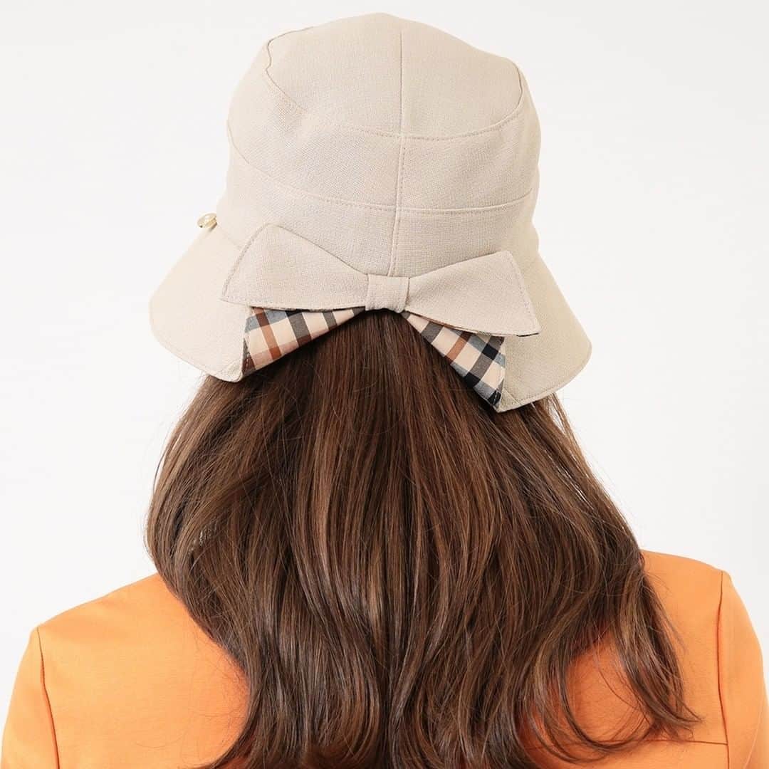 DAKS Japan（ダックス）さんのインスタグラム写真 - (DAKS Japan（ダックス）Instagram)「梅雨が終わり、暑い日が続きますね🍉⛱️  DAKS公式オンラインショップでは、そんな暑い日にピッタリな帽子も取り扱っております👒  リネンライククロシェハット ￥10,450 (税込)  程よいツバの長さで日よけ効果も期待できる商品です 後ろはリボン型なっており可愛らしいデザインとなっています🎀  現在オンラインショップではSALE開催中です♪ この機会にぜひご覧ください！  #daks #london #visual #womens #SS #online #2023 #fasion #dress #jacket #DAKS #2023ss #new #新作 #英国ブランド #ダックス #英国 #SS #春夏 #オンラインショップ#hat#ハット#帽子」7月20日 15時51分 - daksjapan