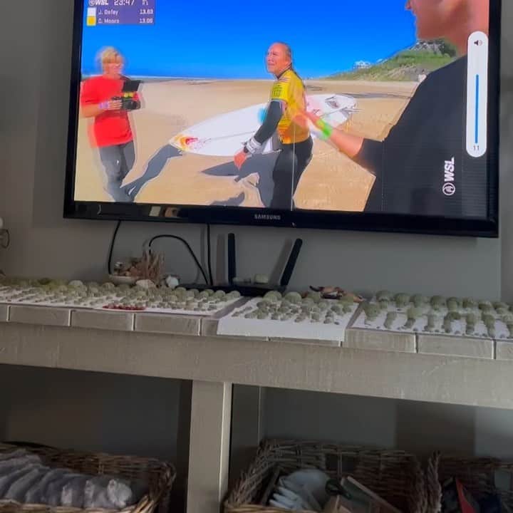 カリッサ・ムーアのインスタグラム：「“A pumpkin!!” 😂 On my way back out to the lineup after breaking my board again (for those of you who didn’t see, there is a 2022 version of this fiasco) and another long exhausting runaround during my elimination round heat, with time rapidly ticking down, feeling a bit overwhelmed with the task at hand, a big, beautiful, perfect, pumpkin shell appeared. It was the little reminder I needed in that moment to slow down, breathe and stay present.  A little back story… The whole week leading up to the start of the event Luke and I have been in competition with @gabriela_bryan_ and her mom to see who could find the most of these sweet sea urchin shells (just in case you were wondering, we are winning!) We got addicted to the simple joy of finding these treasures and melted away hours scanning the beaches and scavenging in tide pools. It’s crazy how much beauty you can miss when you’re not looking or are in such a rush to get somewhere.  Anyway, it’s the same thing in life. It truly is what they say, it’s the journey not the destination. Slow down and make the most of the moments. There are sprinkles of magic and miracles everywhere, you just have to be open to them ✨   JBay always seems to deliver me exactly what I need the most. A lot of beautiful lessons and blessings this time around. Mahalo to this place and the people for having us, sharing your special wave and spirit. Big thank you to my pit crew @duncanscottsurfing @mitchelcaryross my hubby for getting me through and for all the love from everyone around the world. One more event to go! 🤗   Big congratulations to @lakeypeterson on your emotional and well deserved win. So happy for you. @filipetoledo you…are there even words for your performance? Well done 🙌🏼  Pics/ @wsl @haydengarfield_」