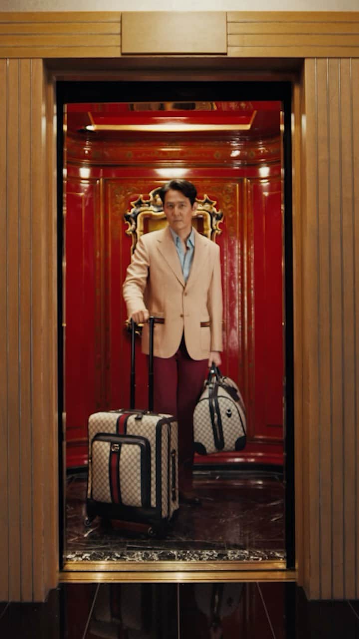 グッチのインスタグラム：「Jungjae Lee for Gucci Valigeria ​  The Global Brand Ambassador takes a trip to The Savoy hotel in London where the story of Gucci begins. Discover more at the link in bio. ​   Music Credits ​ “Chasing Sheep Is Best Left To Shepherds” ​ Artist: Michael Nyman ​ ℗ 2004 Virgin Records Limited ​ Courtesy of Universal Music Italia Srl ​  @from_jjlee #JungjaeLee #GucciValigeria」