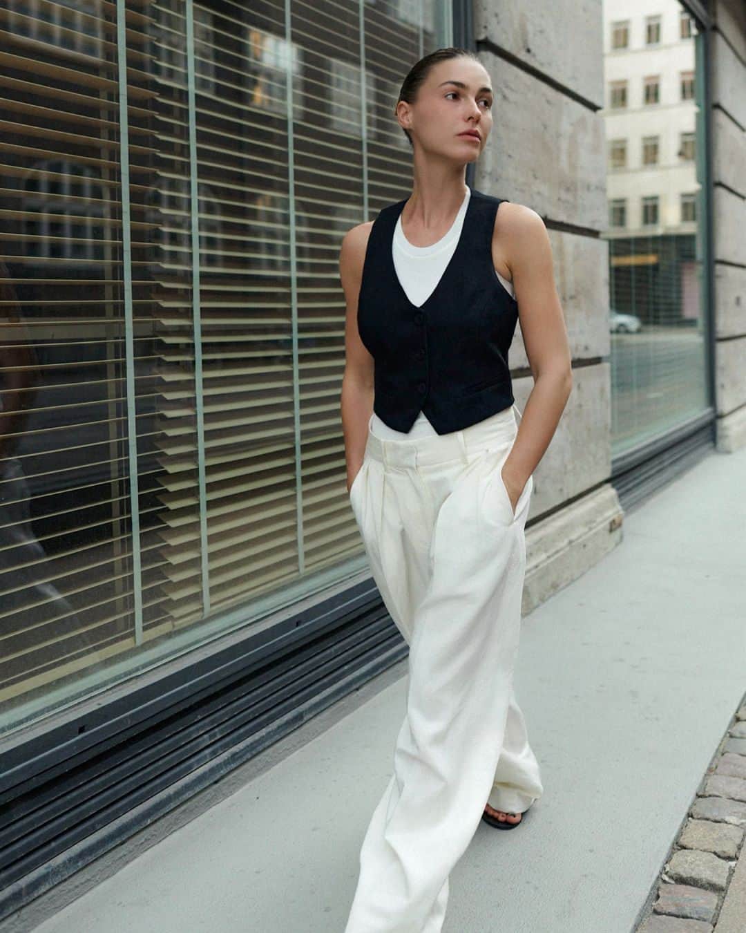 MANGOのインスタグラム：「High temperatures are not incompatible with polished style, as @sophiaroe demonstrates. If you like her look, you can find it at mango.com. ⁣ Gilet: 57042882 ⁣ Trousers: 57092881 ⁣ #MangoGirls」