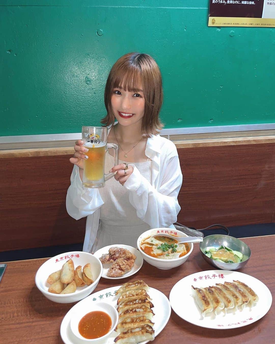 小林智絵さんのインスタグラム写真 - (小林智絵Instagram)「. . . . . . 東京餃子楼三軒茶屋本店さん @tokyogyouzarou_s  に、れいなと行ってきました🥟❤️ . . . 友達に餃子界1美味しいって言われてたから、すんごーく楽しみにしてたんだけど、、それはそれはもうすんごーーく美味しかった🥹✨✨ . . 焼き餃子、揚げ餃子、水餃子に唐揚げ🥟！！ . . 食べすぎてしまった🥹、、、笑笑 . . . そして合いすぎるのでお酒も進みすぎてしまった🍺（笑） . . . リーズナブルなのに美味しいし、テイクアウトもあったりでまたすぐ行きたいなの気持ちです🫡❤️ . . . . . PR @tokyogyouzarou_s #東京餃子楼三軒茶屋本店 #東京餃子 #三軒茶屋グルメ #三軒茶屋ランチ #三軒茶屋ディナー #三軒茶屋居酒屋 #餃子好き #餃子グルメ #ボブ #ボブアレンジ #ボブヘアアレンジ #イエベ秋 #イエベ秋メイク #イエベ #イエベメイク #外ハネボブ #外ハネ #シャツコーデ #韓国ファッション #年齢逆行アイドル」7月20日 16時01分 - kobayashichie_1012