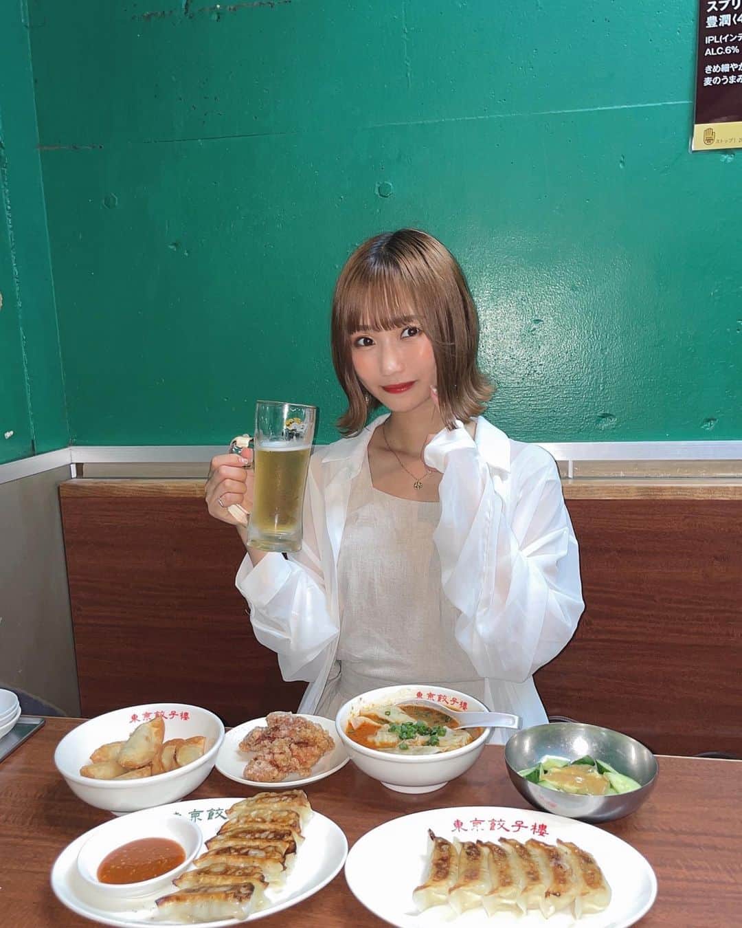 小林智絵さんのインスタグラム写真 - (小林智絵Instagram)「. . . . . . 東京餃子楼三軒茶屋本店さん @tokyogyouzarou_s  に、れいなと行ってきました🥟❤️ . . . 友達に餃子界1美味しいって言われてたから、すんごーく楽しみにしてたんだけど、、それはそれはもうすんごーーく美味しかった🥹✨✨ . . 焼き餃子、揚げ餃子、水餃子に唐揚げ🥟！！ . . 食べすぎてしまった🥹、、、笑笑 . . . そして合いすぎるのでお酒も進みすぎてしまった🍺（笑） . . . リーズナブルなのに美味しいし、テイクアウトもあったりでまたすぐ行きたいなの気持ちです🫡❤️ . . . . . PR @tokyogyouzarou_s #東京餃子楼三軒茶屋本店 #東京餃子 #三軒茶屋グルメ #三軒茶屋ランチ #三軒茶屋ディナー #三軒茶屋居酒屋 #餃子好き #餃子グルメ #ボブ #ボブアレンジ #ボブヘアアレンジ #イエベ秋 #イエベ秋メイク #イエベ #イエベメイク #外ハネボブ #外ハネ #シャツコーデ #韓国ファッション #年齢逆行アイドル」7月20日 16時01分 - kobayashichie_1012