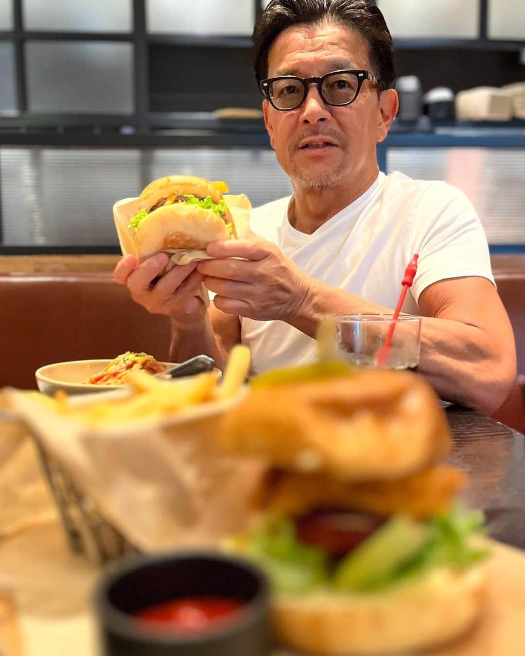 榊原信行さんのインスタグラム写真 - (榊原信行Instagram)「本日、7月20日は「 #ハンバーガーの日 」ということで、スタッフたちと六本木のアークヒルズにある”ウルフギャング・パックPIZZA BAR”でハンバーガーを食べてきました！  ハンバーガー自体もデラうまでしたが、みんなで食べたので、デラうま倍増でした！ 最高！  Today, July 20th is " #HamburgerDay ", so I went to eat hamburgers with the staff at "Wolfgang Puck PIZZA BAR" in Ark Hills, Roppongi, Tokyo!  The hamburger was also "Dera-uma", but since we all ate it, it was "double Dera-uma"! Awesome!!  #ウルフギャングパックPIZZABAR #wolfgangpuckpizzabar #wolfgangpuck #humberger #berger #赤坂アークヒルズ #六本木 #六本木グルメ #roppongi #Tokyo #バラさんの日常🌹 #バラさんオススメグルメ🌹」7月20日 16時08分 - nobu_sakakibara