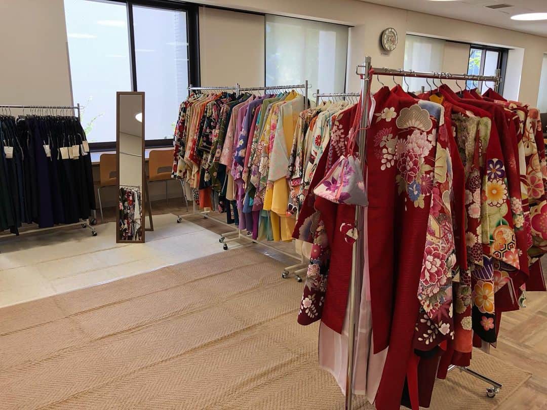 婚礼＊振袖＊袴＊レンタル みとみのインスタグラム：「卒業式袴の展示会の案内  本日7/20、21に摂南大学　枚方キャンパスにて卒業式袴の展示会を開催しております♪  今年度の新作や毎年人気の商品をたくさん用意しております。  お時間学校ありましたら是非お越しください😊  #池田美優 #みちょぱ #卒業袴 #卒業袴レンタル #卒業式 #袴 #着物 #着物レンタル #京都 #kimono #kyoto」