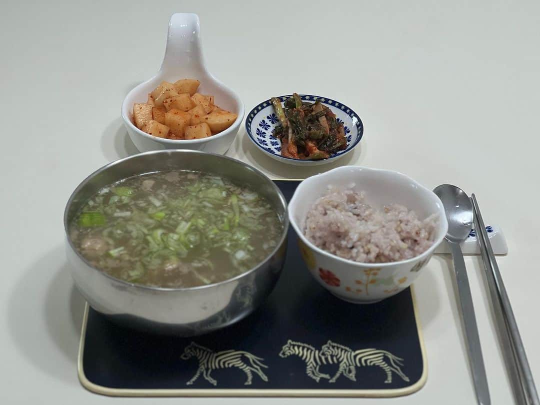 ナム・ボラのインスタグラム：「오늘의 점심은 수홍오빠가 보내주신 갈비탕😀🎶  고기는 입에서 녹고 국물은 진해서 감칠맛이 확 도는 갈비탕으로 한끼 뚝딱!!  이연복 쉐프님이 선물해주신 중식도로 파도 야무지게 썰어서 갈비탕에 뙇 올려 먹으니 완벽한 한 상입니다🥰❤️」
