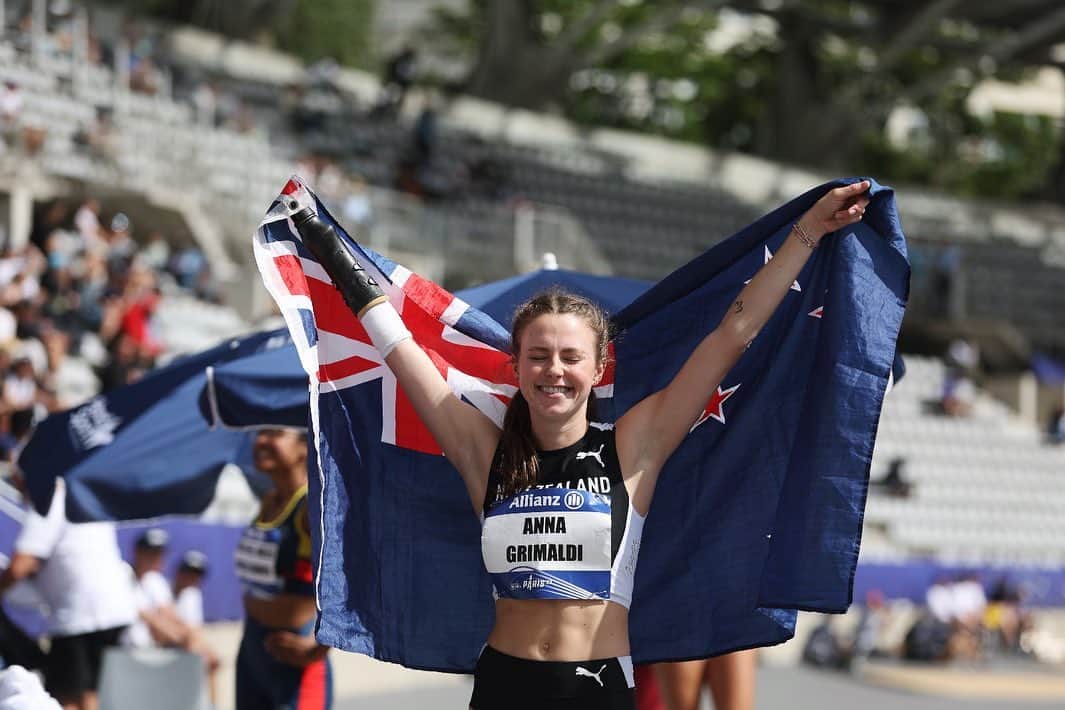 Anna Grimaldiのインスタグラム：「Big fun = big jumps 🫶🏼 World Champs Silver medalist, and couldn’t be happier!  5.96m, 5cm PB, NZ Record, best series ever, best comp ever, big smiles all around!  Thanks to the village it took to get me here ✨」
