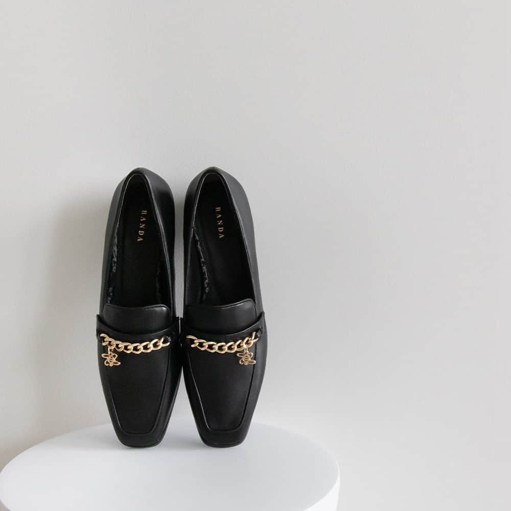 のインスタグラム：「. 【VELOUR RIBBON SHOES】  オリジナルのモノグラム柄生地とパーツがポイントのローファーシューズ。 RANDAの「R」をモチーフにしたオリジナルパーツのチェーンデザイン付き。  ──────────  モノグラムローファーシューズ（PH32073）9,900 yen 店舗・オンラインストアで販売中  ────────── ※詳細は @randa_pic プロフィールURLよりご覧ください！   #RANDA #2023aw #autumn #winter #モノグラム #ローファー #instafashion #fashion #ootd #ランダ  #ファッション #スタイリング」