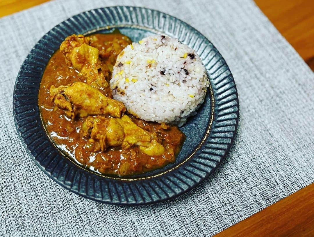 鮫島彩のインスタグラム：「⁡ ⁡ 『無水トマトチキンカレー』 ⁡ ⁡ 暑くて暑くて夏バテしそうなときは、やっぱりスパイスたっぷりのカレー🍛‼️ ⁡ ⁡ 食欲増進、消化促進、疲労回復‼️ ⁡ ⁡ カレーを食べて酷暑の中での練習を乗り切ります🔥🔥🔥 ⁡ ⁡ ⁡ #boniq #低温調理 #アスリート飯 #カレー作りはスパイスから」