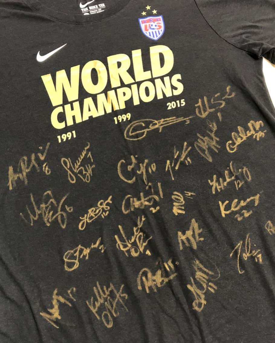 石原孝尚のインスタグラム：「今日、FIFA Women’s World Cup 2023、女子ワールドカップ（ニュージーランド、オーストラリアの共同開催）が開幕しました。 日本時間で16時ニュージーランド対ノルウェー、19時からオーストラリア対アイルランドの開幕戦で行われます。  日本の初戦は、22日16時キックオフ、対ザンビア！ ザンビアは直前の試合でドイツ代表に３−２で勝利。フォワードのバンダは今大会注目のフォワードです。 なでしこジャパン、応援しています。  女子W杯は今まで24チームで行われていましたが、今回からは32チーム参加になりました。 日本でも女子プロリーグ、WE Leagueが始まりましたが、世界では、バルセロナのホームスタジアム、カンプノウに9万人の観客が集まる試合があったり、女子ユーロの決勝では8万7千人がウェンブリースタジアムに集まるようなことが日常的になりました。 アーセナルレディースの年間シート2万枚は24時間で売り切れたり、サラリーが1億円を超える選手が出てきています。 世界では女子サッカーが盛り上がっている状況の今回の女子ワールドカップです。 世界では注目度が高いから放映権料が高く（海外はそれでも売れる）、日本では放映権を払うところが現れず、現状では放送は日本戦のNHKだけです。。。  僕はありがたいことに世界で女子サッカーに関わらせてもらい、世界中にサッカー仲間ができました。 今回も一緒のチームで戦っていた選手たちが国の代表選手として参加します。  当時、日本でもアメリカでもオーストラリアでも、代表に選ばれていなかった選手たちが成長し、国の代表選手として戦ったり、当時からエースとして、この大会が集大成の選手がいたり、僕にとっても本当に楽しみな大会です。  僕は今、湘南ベルマーレU15ガールズの監督をしています。 選手たちに、『本物に触れて欲しい』、『彼女たちの世界（視野）を広げて欲しい』、『自分たちの未来（可能性）に期待し、信じてほしい』という思いで、U14からU16の33名の選手を連れて、ニュージーランド、ウェリントンに遠征をします。 ウェリントンではニュージーランドのチーム、アメリカのチームとトレーニングマッチをし、ワールドカップを2試合観戦し、ウェリントンに住む日本人の66人の子どもたちとサッカー教室を行います。  彼女たちは、この遠征に向けて、SDG'sのコーヒー制作を行い、Tシャツ265枚を売り切り、社会との接点を持ち、彼女たちはもうすでに変化してきています！  https://www.bellmare.co.jp/314956  もし、現地に行く方がいたらぜひご連絡ください！ ベルマーレガールズの試合も応援に来てください😊✨  試合日程です！ 7月27日 7:30 Kick off vs Wellington Phoenix Girls U-15 (NZ) 9:35 Kick off vs Wellington Phoenix Girls Reserve-U20 (NZ)  in Frazer Park 7月28日 12:30 Kick off vs Soccer dot com U16 Girls (USA) 16:45 Kick off vs Florida Rep Team U14 Girls (USA)  in Frazer Park  7月29日、イタリア対スウェーデン 7月31日、日本対スペインもスタジアムで観戦します！  ぜひ、ベルマーレガールズも応援よろしくお願いします😊  今回のワールドカップ！ 一緒のチームでやってた選手が 日本代表は7人 オーストラリアは9人 アメリカ代表が2人 韓国代表やニュージーランドからも  みんなの活躍も楽しみにしてます！！  写真は2015年、アメリカ代表が優勝した時に選手全員がサインしてくれて、僕にくれました。 嬉しかったなー🇺🇸」