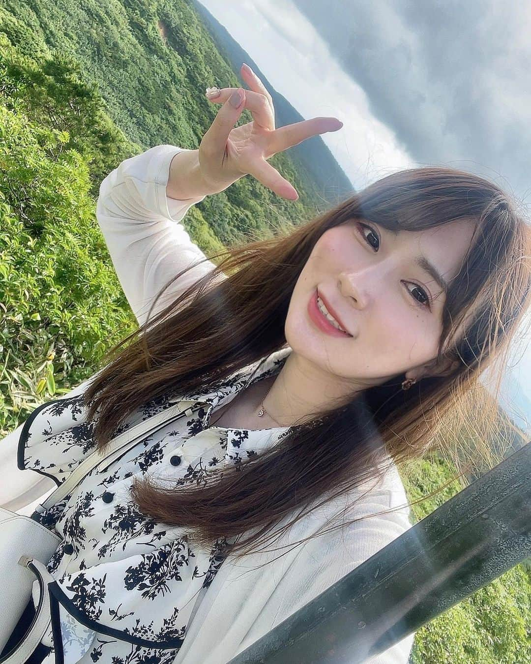 長沢菜々香さんのインスタグラム写真 - (長沢菜々香Instagram)「. 山形帰省したので、初めて蔵王の御釜に行きました。 自然を感じ癒されました⛰️ 風強すぎて写真撮るの難しかったです🫨 山頂は15度だったので涼しかったよ。暑い時におすすめ。」7月20日 16時43分 - nanako_nagasawa__