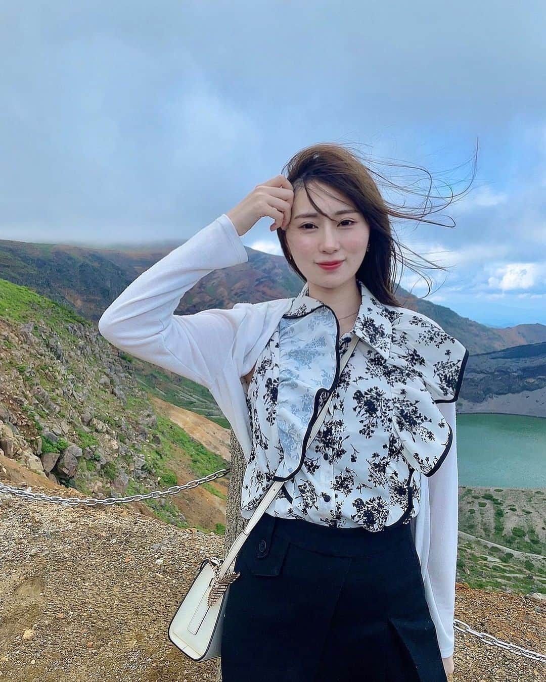 長沢菜々香のインスタグラム：「. 山形帰省したので、初めて蔵王の御釜に行きました。 自然を感じ癒されました⛰️ 風強すぎて写真撮るの難しかったです🫨 山頂は15度だったので涼しかったよ。暑い時におすすめ。」