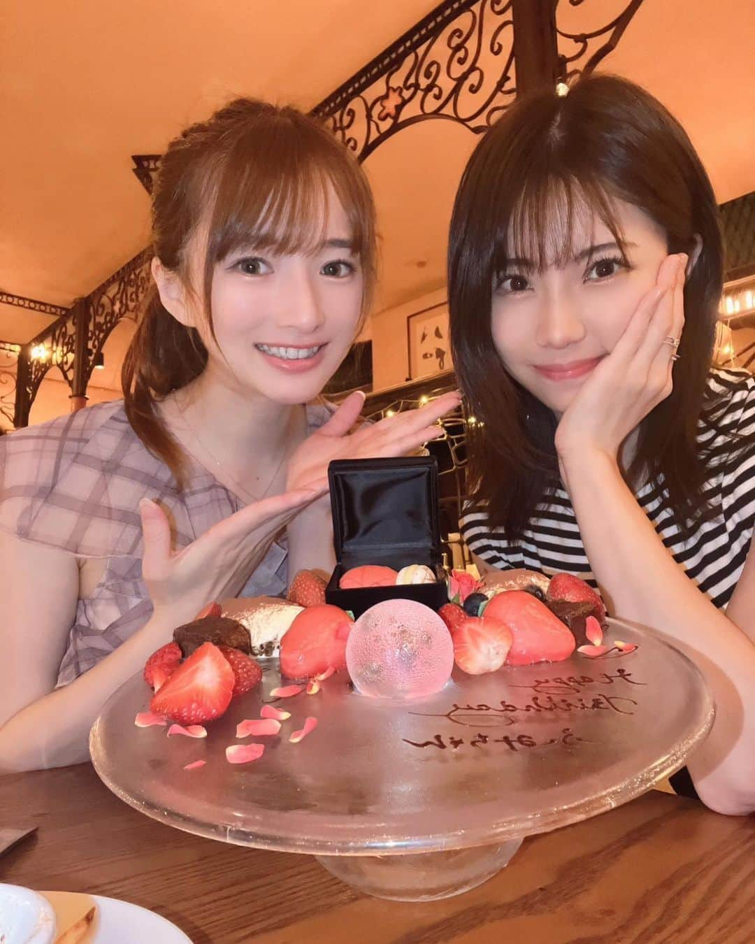 月野もものインスタグラム：「ふみなちゃんお誕生日おめでとう🎊 可愛くておもろしくて優しい… 憧れの女性！！！！！！！ 何食べたらこんな素晴らしい人間になるんだろ…と、、いつも思う🤔」