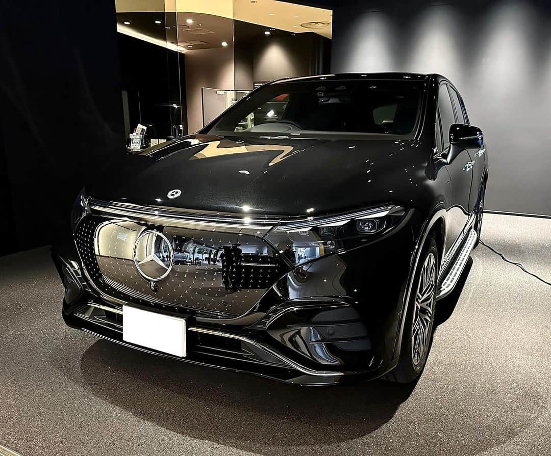 井口資仁さんのインスタグラム写真 - (井口資仁Instagram)「「EQS 580 4MATIC SUV」 先日 メルセデス・ベンツ西新宿で EQS SUVを試乗してきました。 ボディサイズは 全長5135mmとやっぱり大きいかったですが 小回りはサイズから想像できないほどによく利いていました。 3トン近い車重ながらアクセルを踏めば、グイッと前に押されるEV車ならではの加速でした。 内装もラグジュアリーで流石EQSという感じでした。  #井口資仁 #井口忠仁 #メルセデスベンツ西新宿 #メルセデス #メルセデスベンツ  #EQSSUV #eqs580」7月20日 16時52分 - iguchi.tadahito6