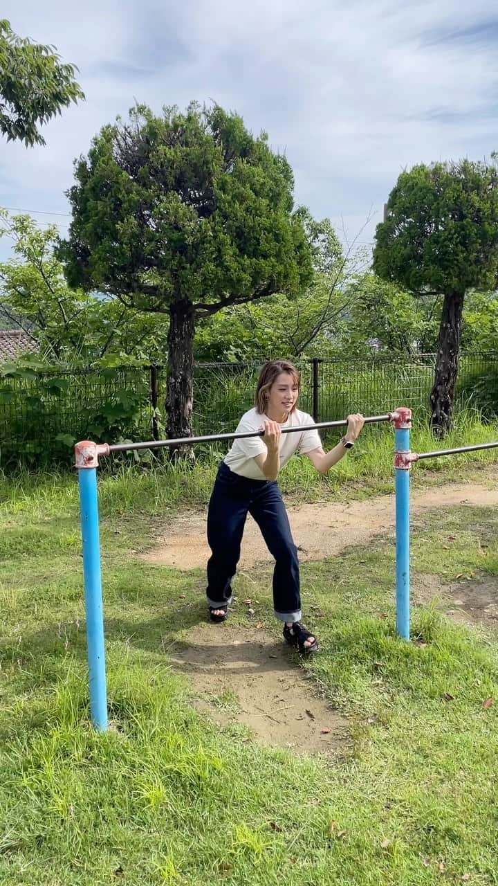 藤田可菜のインスタグラム：「#母の本気  逆上がりができない娘へ  母を見るのだ！  #娘は他の遊具に夢中 #全然見てない #小学生振りの逆上がり #アラフォー」