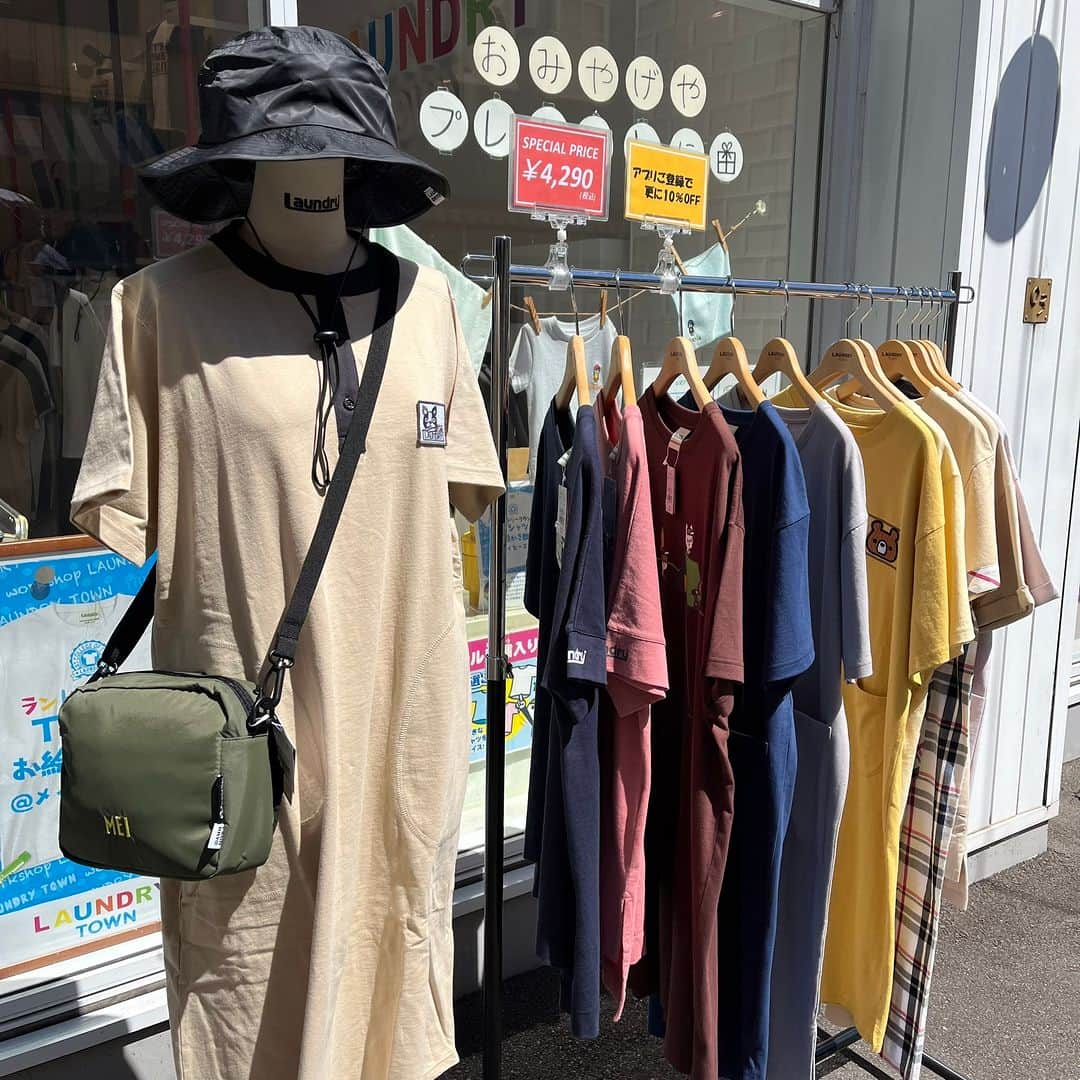 Laundry ランドリーさんのインスタグラム写真 - (Laundry ランドリーInstagram)「今週末もLAUNDRY TOWN メイカーズピア店にて夏のOUTLET祭を開催☆   夏に大活躍なTシャツを中心に夏物アイテム大集合✨ 最大70％OFFのアイテムや、LAUNDRY公式アプリではLAUNDRY TOWNメイカーズピア店のみでご利用いただける10％OFFクーポンも登場。   ※70％OFFの商品はクーポン対象外とさせていただきます。予めご了承ください。     その他にも週替わりで目玉アイテムが登場！ 普段メイカーズピア店では出会えないアイテムもご用意して皆さまのご来店をお待ちしております♪     【実施期間】2023年7月15日（土）～17日（月祝） 　　　　　　　 　 7月22日（土）・23日（日） 　　　　　　　 　 7月29日（土）・30日（日）    夏休みのおでかけに、是非遊びに来てくださいね☆   ランドリー名古屋インスタグラムも チェック👀✨ @laundry_town  ＿＿＿＿＿＿＿＿＿＿＿＿＿  詳しいお知らせはプロフィールから ブランドサイトをチェック🧐 ⇒ @laundry_official  最近GETしたアイテムや過去のアイテム・ノベルティなど #laundry038 を付けて投稿すると、 LAUNDRYブランドサイトや、オンラインストアにも掲載されます👍❣  また、LAUNDRY公式インスタグラムでもご紹介させていただきますので 是非皆さまご投稿宜しくお願いします✨  #laundry038 #ランドリー #Tシャツ #メイカーズピア店 #OUTLET #アウトレット #オトク #クーポン #夏休み #おでかけ  #ランドリータウン #メイカーズピア #愛知 #名古屋 #金城ふ頭 #レゴランド #コーディネート #ファッションコーデ #laundrytown #makerspier #legoland #japan #tshirt #design #tshirts #cute #cool #unisexfashion #codenate」7月20日 17時05分 - laundry_official