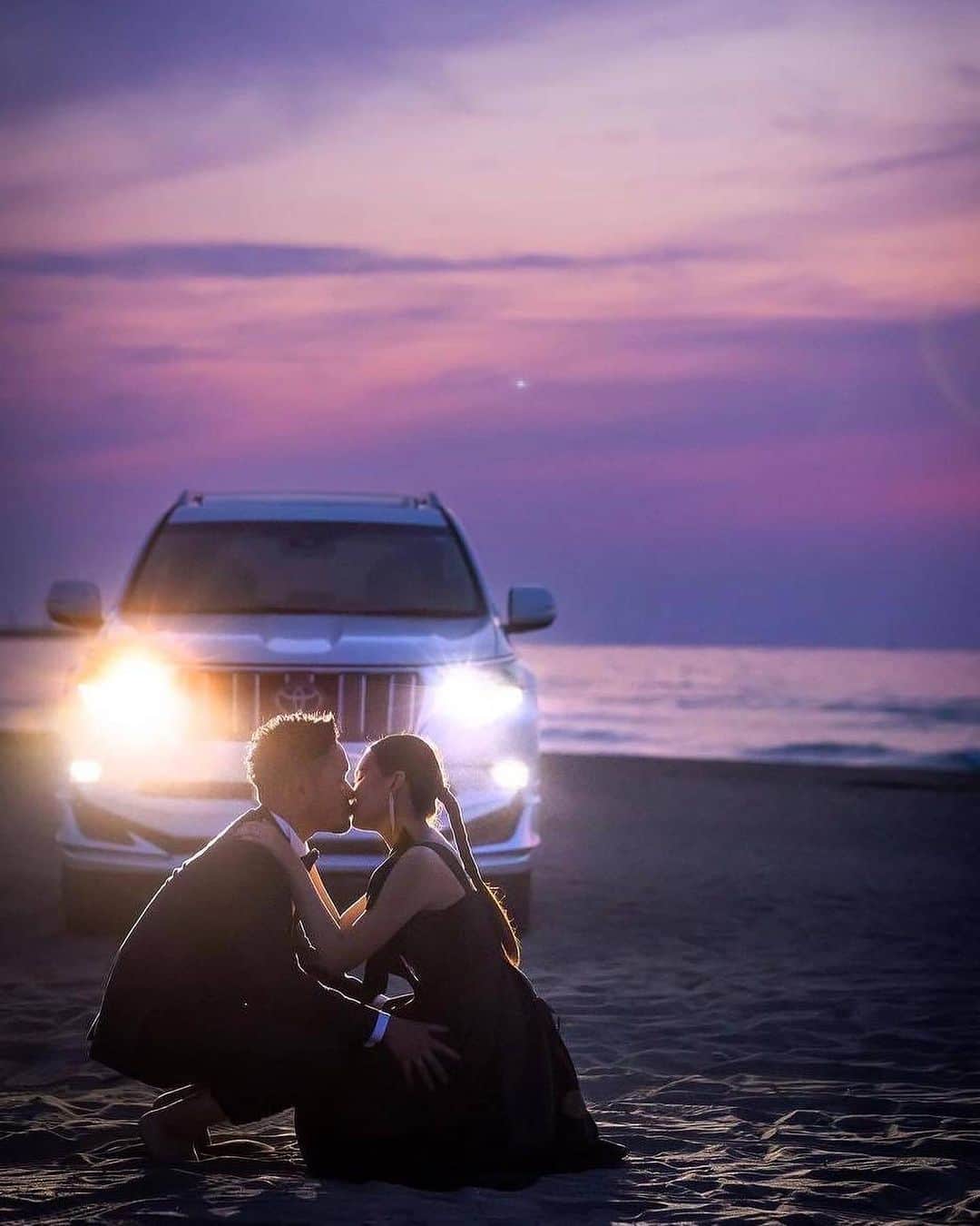 ラヴィ•ファクトリーさんのインスタグラム写真 - (ラヴィ•ファクトリーInstagram)「. 【写真で叶える結婚式】 . こちらのお写真は @satsuki_photography さんから リグラムさせていただきました✨  サンセットが幻想的なフォトウェディング🌆 時間によって異なる風景をお写真におさめて どの瞬間も大切な記憶に📸  . —————— @laviefactoryをフォローして #laviefactory #ラヴィファクトリー のハッシュタグをつけて お写真を投稿してみてくださいね✳︎ . こちらの公式IG（@laviefactory） で取り上げさせていただきます✨ . 思わず笑顔になれるハートのある 「家族写真」はラヴィクルール* >>>@laviecouleur_official . #wedding #weddingphotography #photo  #ハートのある写真 #instawedding #結婚写真 #ウェディング #ウェディングフォト #撮影指示書 #ロケーションフォト #前撮り#写真好きな人と繋がりたい #フォトウェディング #卒花 #後撮り #ウェディングニュース #前撮り小物 #前撮りフォト #前撮りアイテム #ウェディング撮影 #撮影構図 #前撮りアイディア #撮影指示書 #花嫁コーディネート #サンセットフォト #洋装ロケフォト #内灘海岸 #ナイトフォト」7月20日 17時05分 - laviefactory