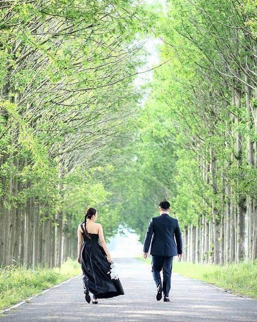 ラヴィ•ファクトリーさんのインスタグラム写真 - (ラヴィ•ファクトリーInstagram)「. 【写真で叶える結婚式】 . こちらのお写真は @satsuki_photography さんから リグラムさせていただきました✨  サンセットが幻想的なフォトウェディング🌆 時間によって異なる風景をお写真におさめて どの瞬間も大切な記憶に📸  . —————— @laviefactoryをフォローして #laviefactory #ラヴィファクトリー のハッシュタグをつけて お写真を投稿してみてくださいね✳︎ . こちらの公式IG（@laviefactory） で取り上げさせていただきます✨ . 思わず笑顔になれるハートのある 「家族写真」はラヴィクルール* >>>@laviecouleur_official . #wedding #weddingphotography #photo  #ハートのある写真 #instawedding #結婚写真 #ウェディング #ウェディングフォト #撮影指示書 #ロケーションフォト #前撮り#写真好きな人と繋がりたい #フォトウェディング #卒花 #後撮り #ウェディングニュース #前撮り小物 #前撮りフォト #前撮りアイテム #ウェディング撮影 #撮影構図 #前撮りアイディア #撮影指示書 #花嫁コーディネート #サンセットフォト #洋装ロケフォト #内灘海岸 #ナイトフォト」7月20日 17時05分 - laviefactory