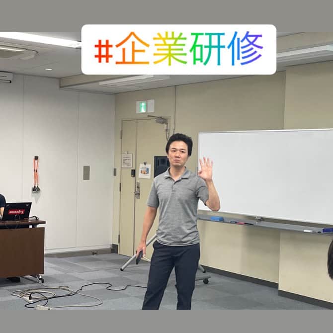 木村悠のインスタグラム：「最近は歩きまわるのが主流です… 本日は都内で企業向けの研修がありました！  テーマは、【ピンチをチャンスに変えるセルフマネジメント】でリーダー向けの研修でした。  最近はマイクを使わずにスマホをポインターとして歩きまわりながら講演しています。  聞いているだけの講演だと集中力も落ちるし、参加者の方も真剣に聞いてくれません…  歩きまわって問いかけながら話を振っていくと、いい意味で緊張感が生まれますね！  緊張感があり過ぎるのも良くありませんが、リラックスし過ぎでもだれてしまいます。  いつ指されるか分からないくらいがほどよい緊張感がちょうど良いですね^_^  最近はこういうスタイルですが、主催者や参加者の満足度も高く本日も高評価です！  オンラインからリアルが増えてきて、月に5,6回は講演や研修の仕事も行っています！  歩き回る木村の講演を主催したい方がいたらお知らせくださいね♪  #ボクシング #boxing #トレーニング  #ボクサー  #世界チャンピオン #champion  #チャンピオン #木村悠 #二刀流 #boxer  #オンラインジム #研修 #講演」